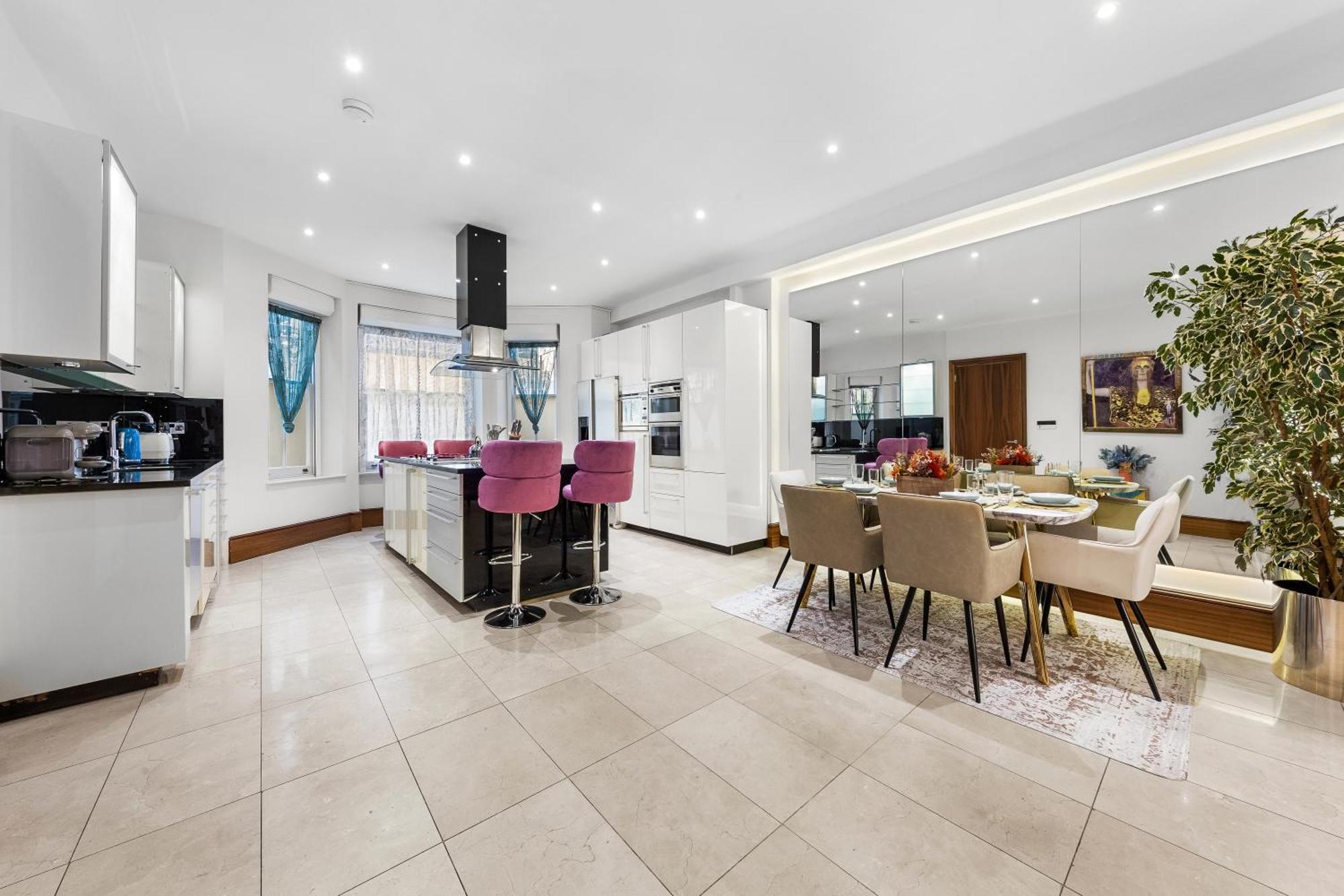 250 Sqm Mega Mansion Apartment *