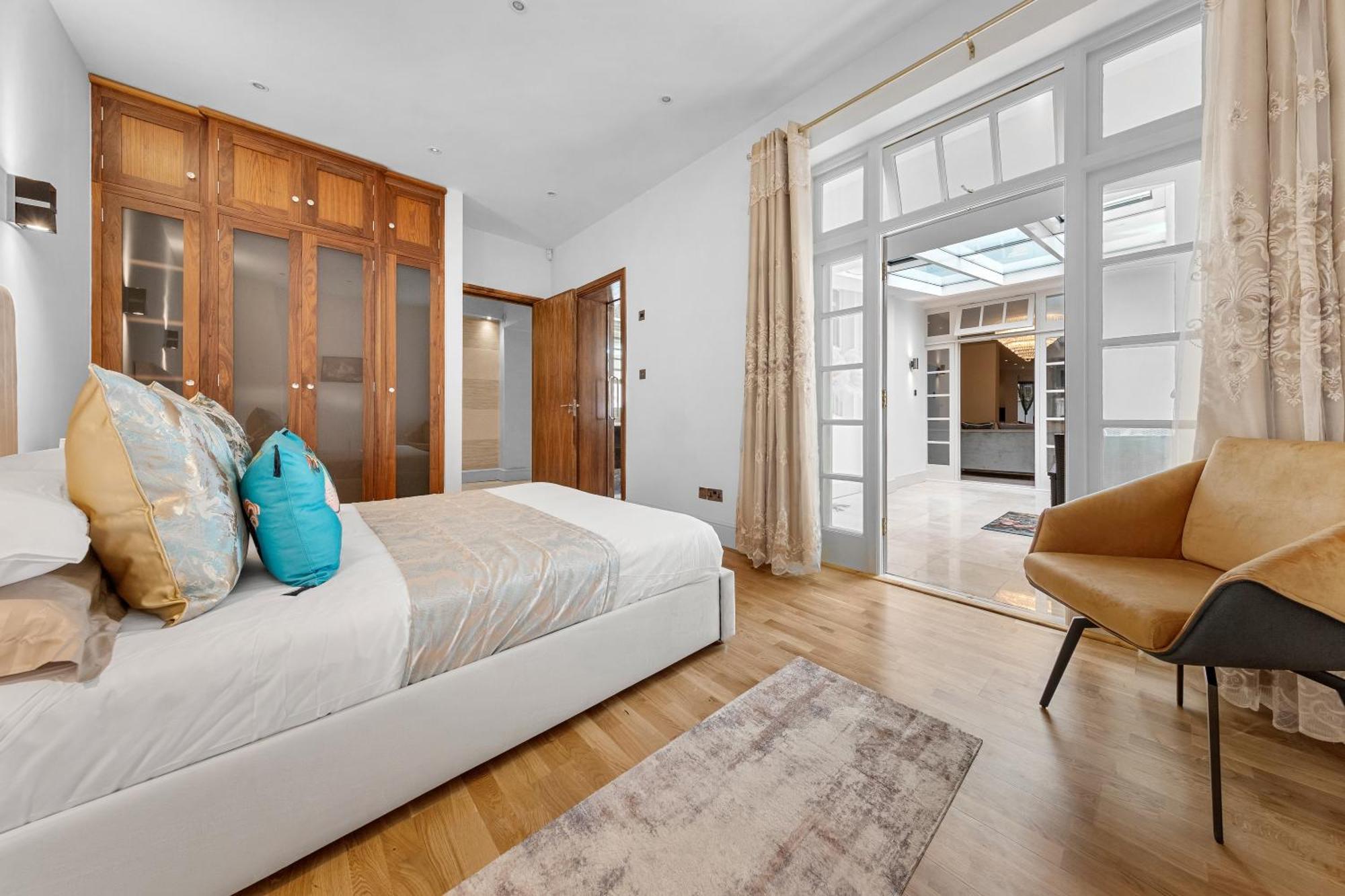 250 Sqm Mega Mansion London