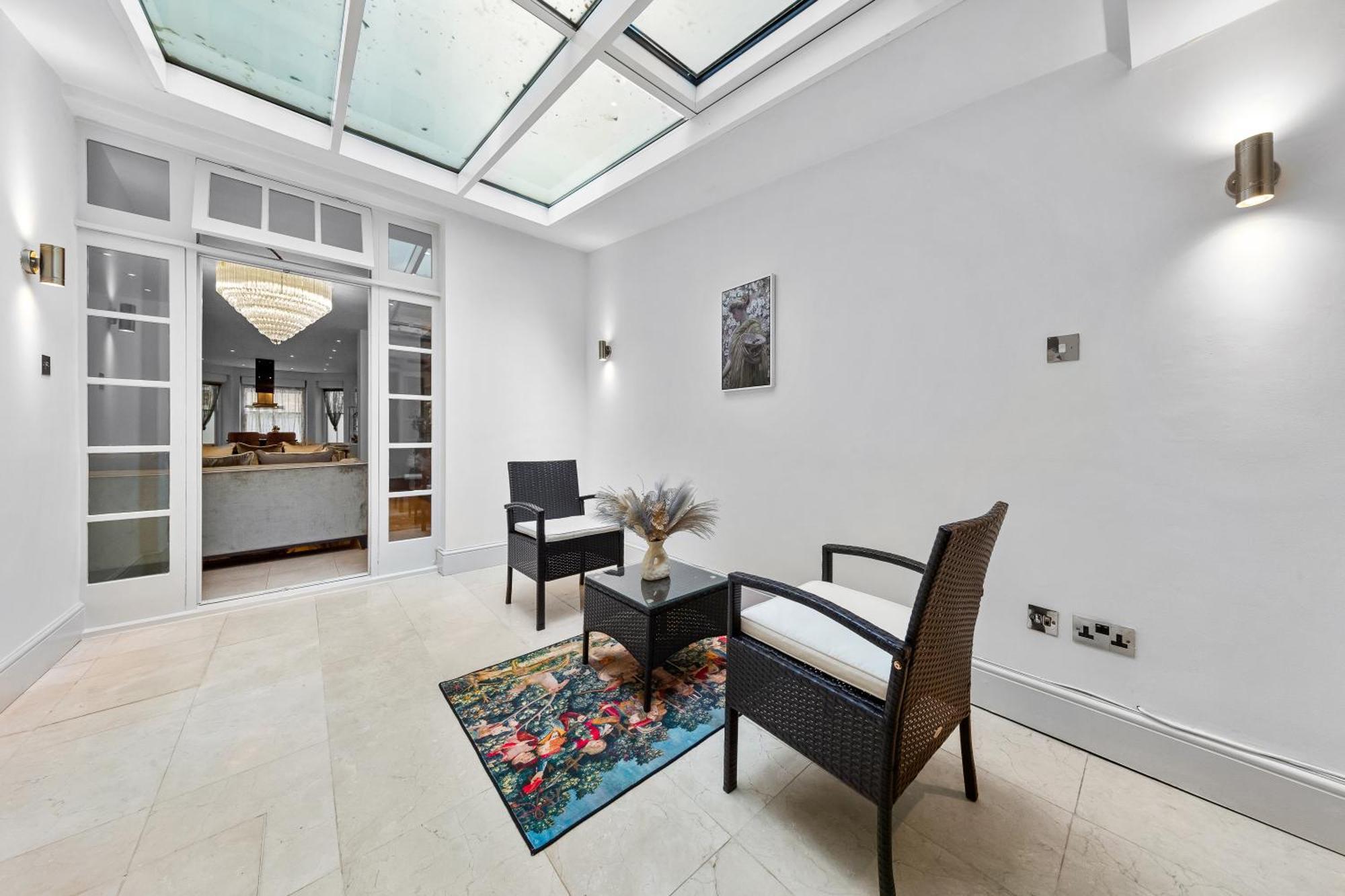 250 Sqm Mega Mansion Apartment London