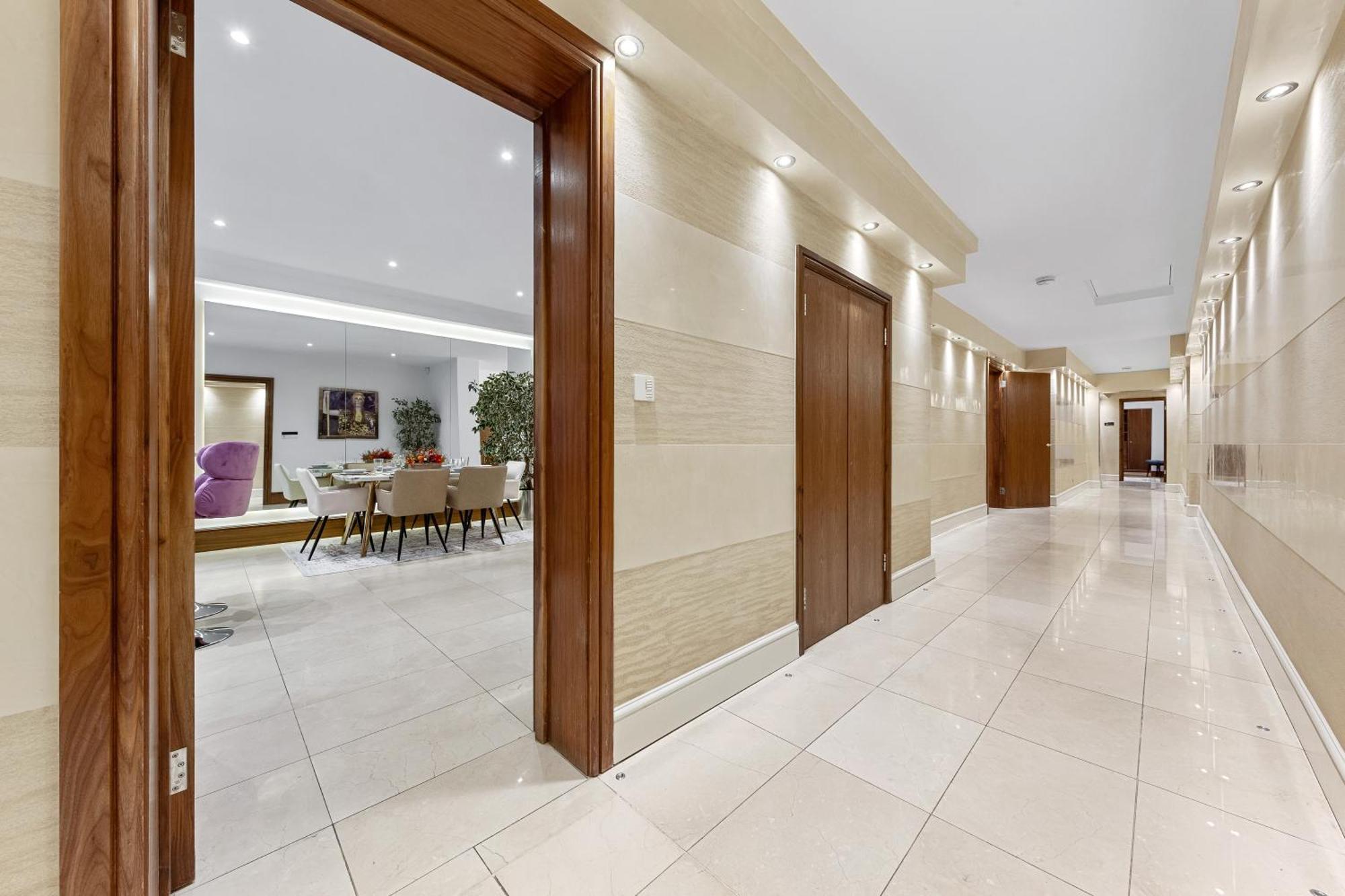 250 Sqm Mega Mansion * London