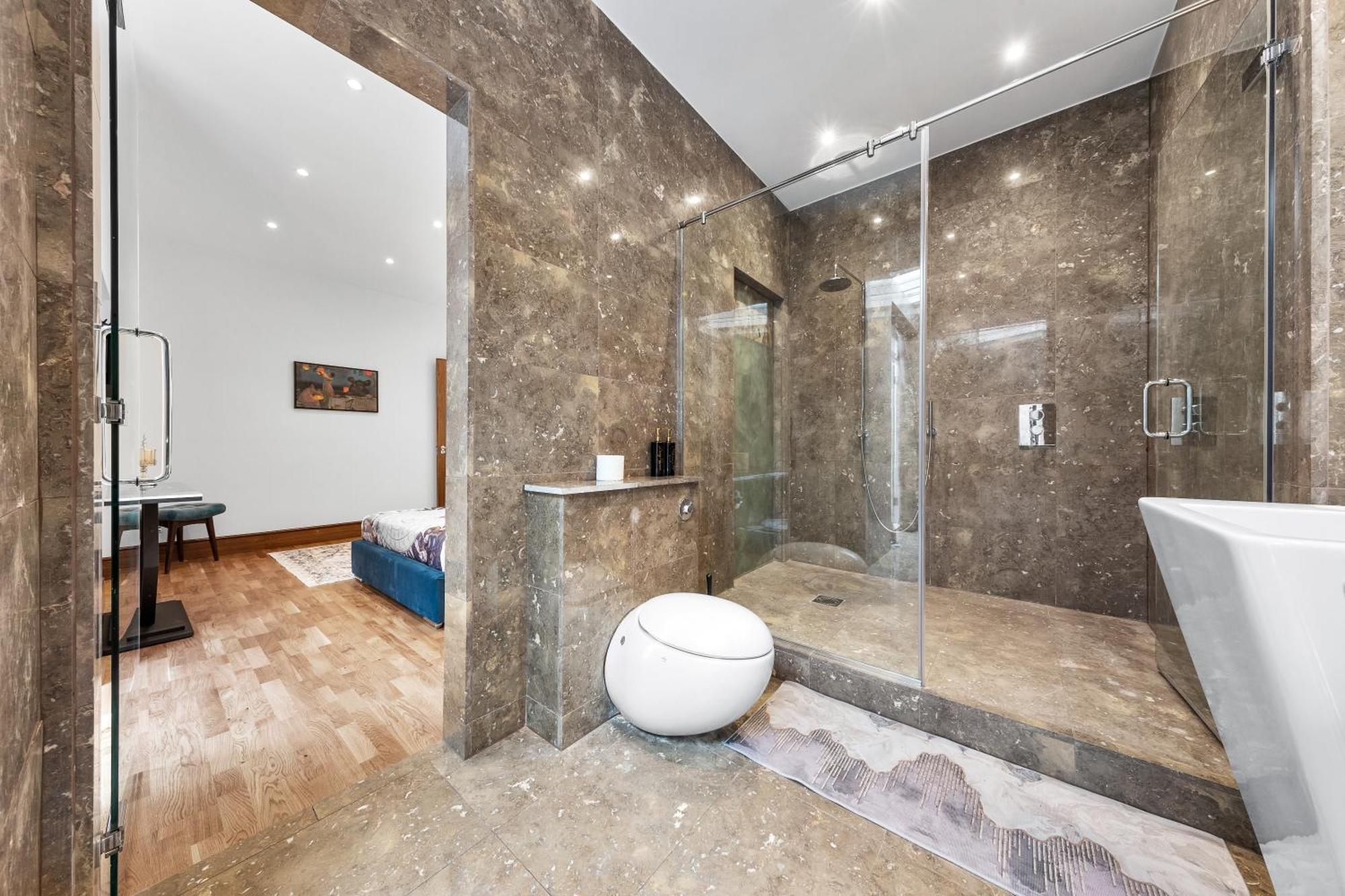 250 Sqm Mega Mansion London