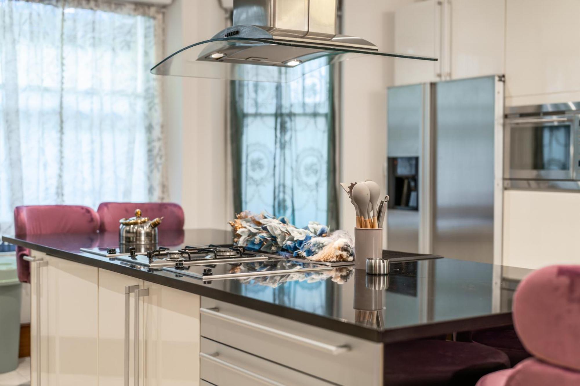 250 Sqm Mega Mansion * London