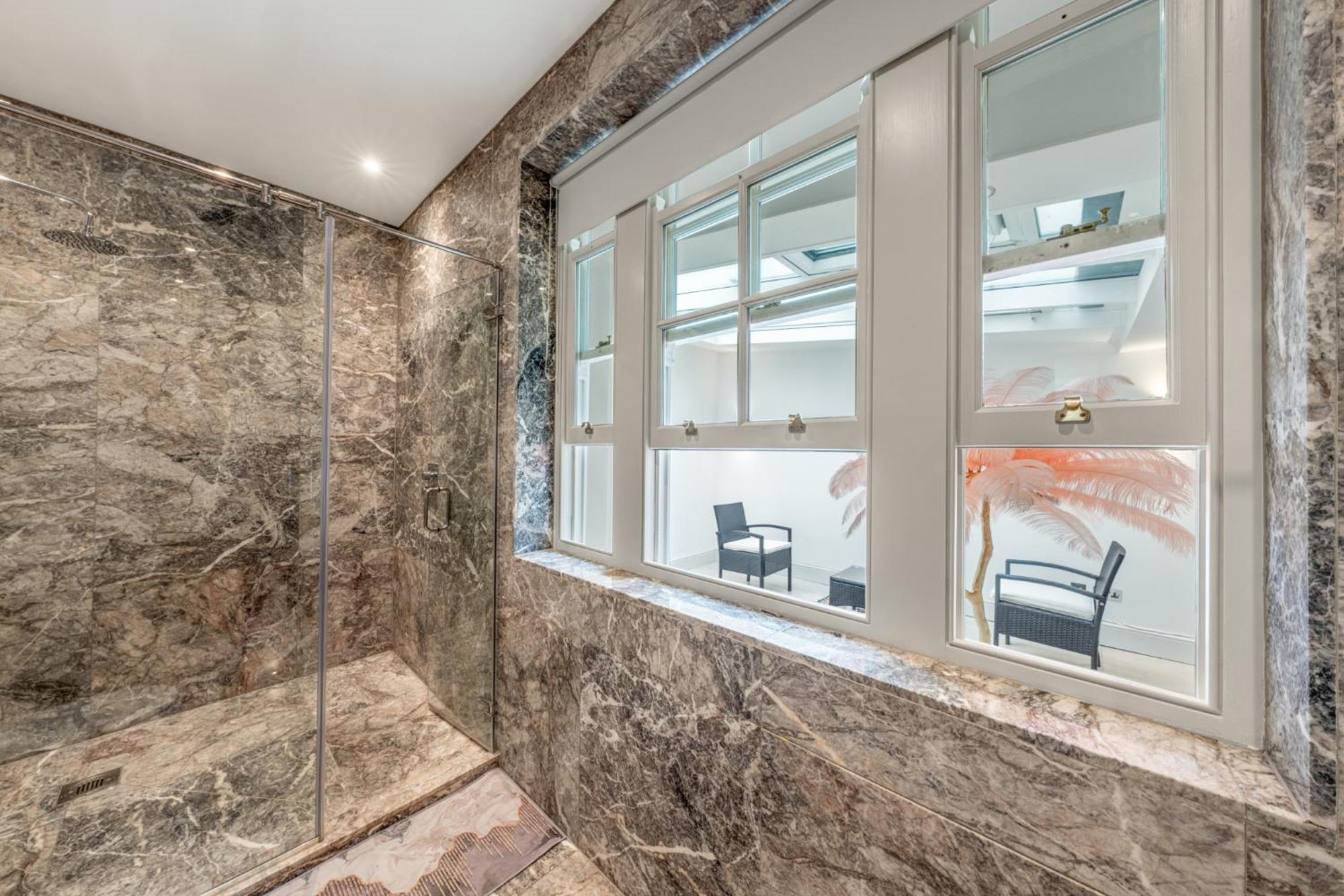 250 Sqm Mega Mansion London