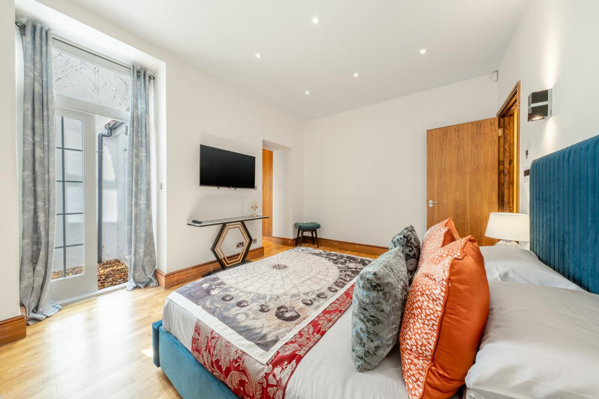 250 Sqm Mega Mansion * London