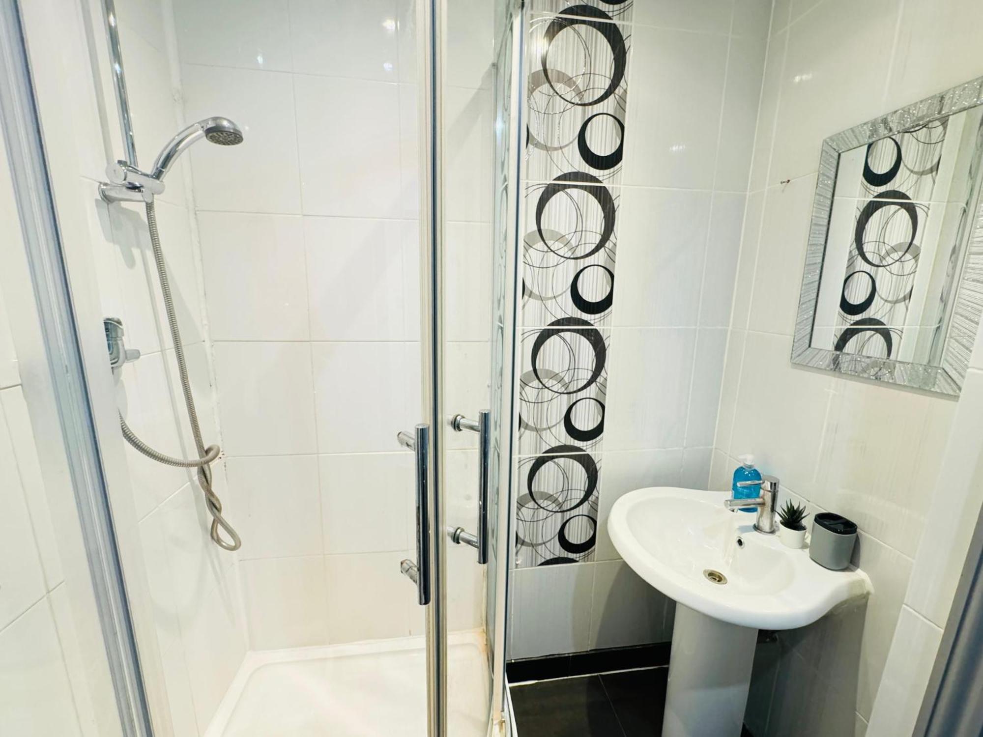 1 Bedroom Flat Apartment *