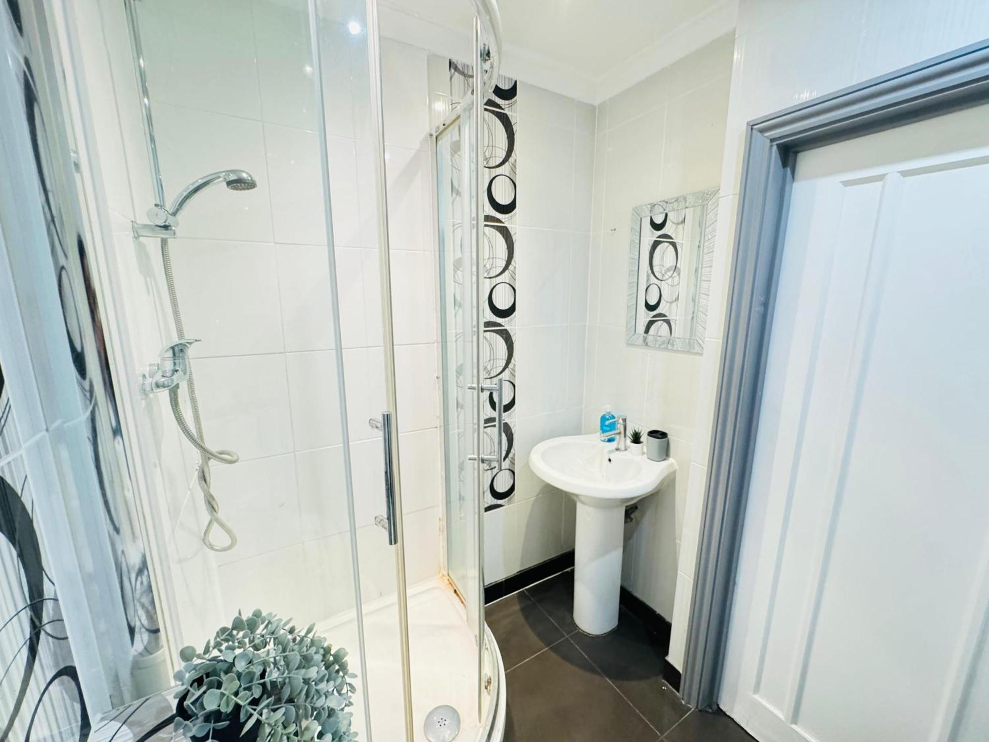 1 Bedroom Flat *