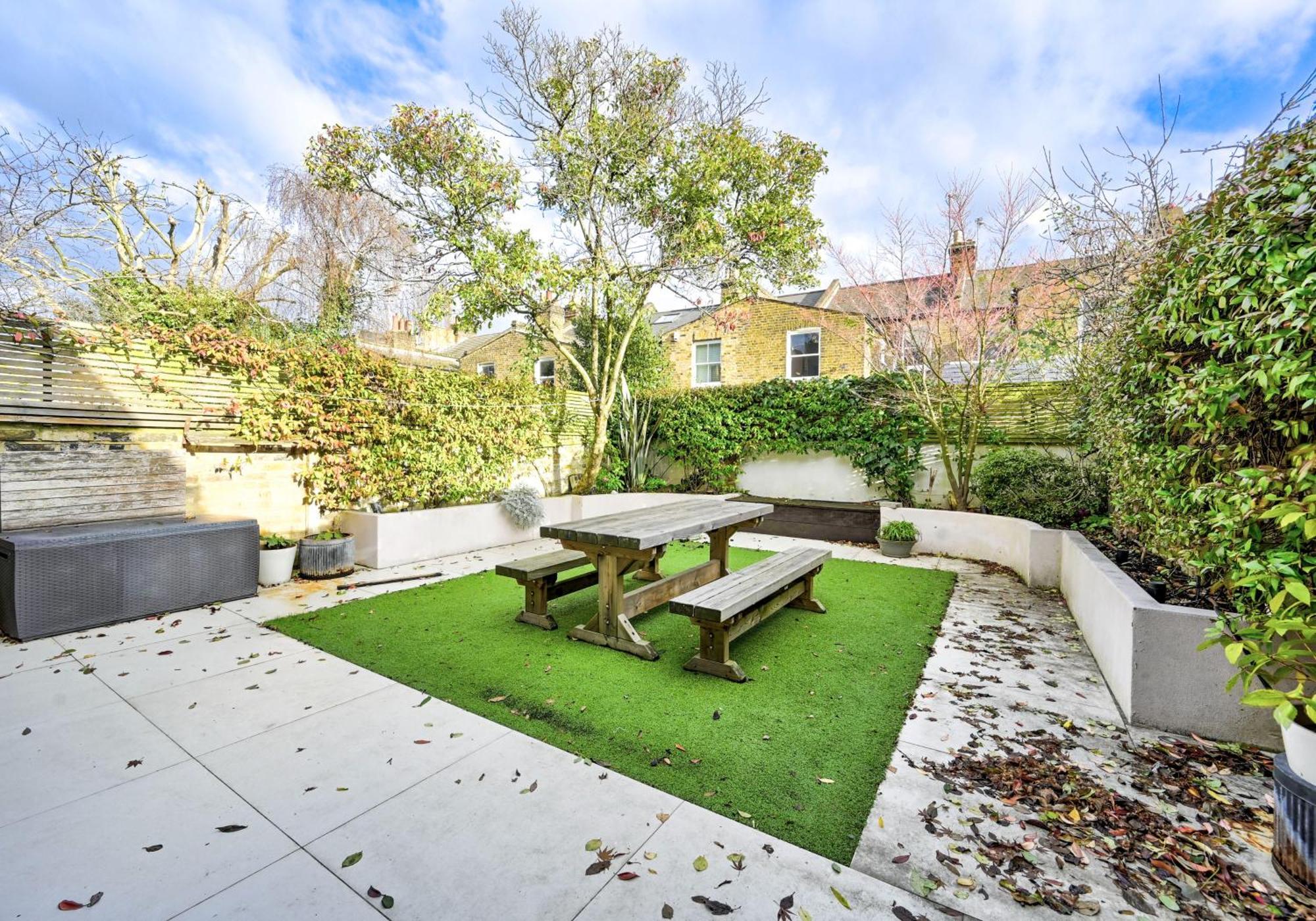 Contemporary In Shepherds Bush Holiday home *