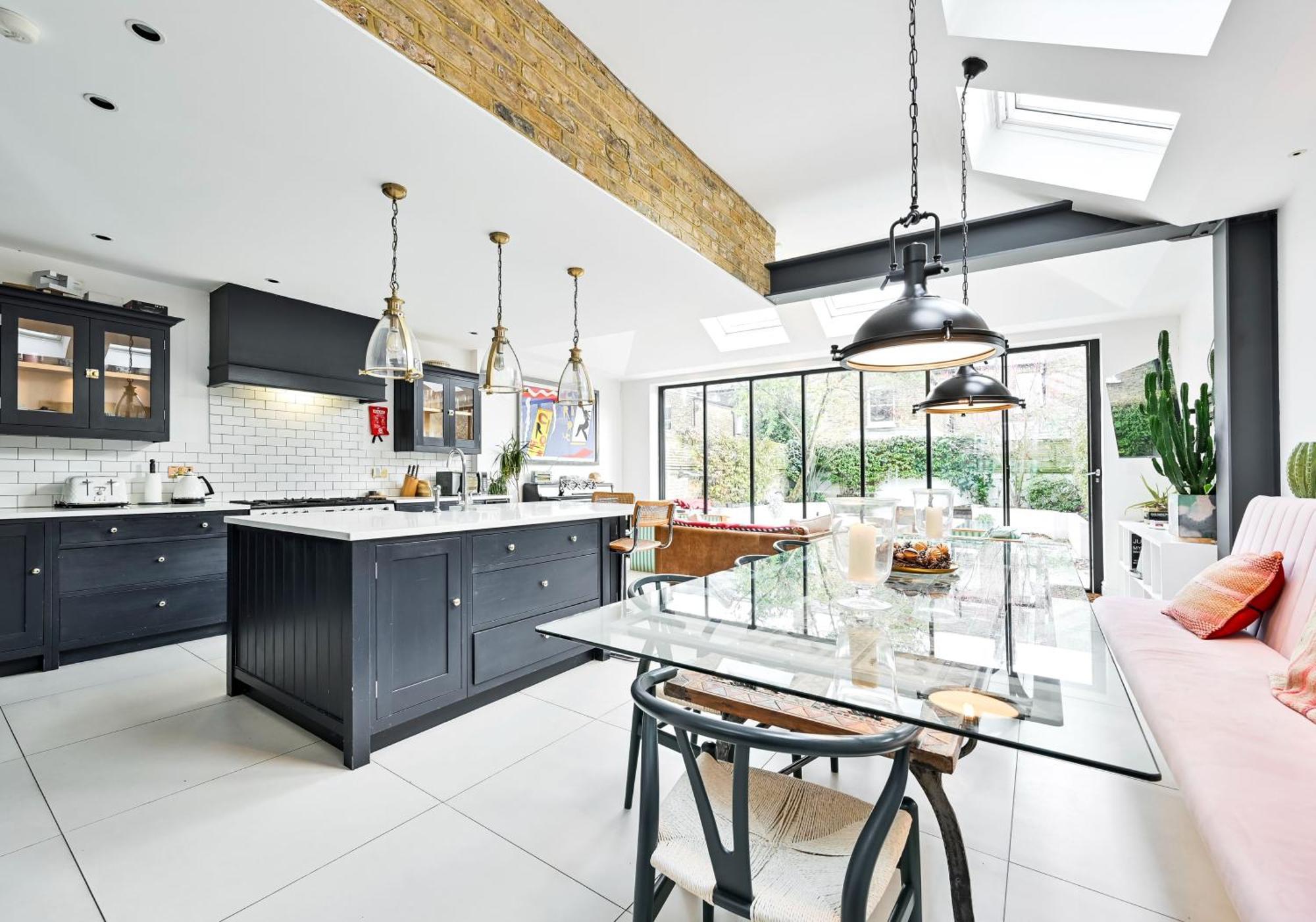 Contemporary In Shepherds Bush Holiday home