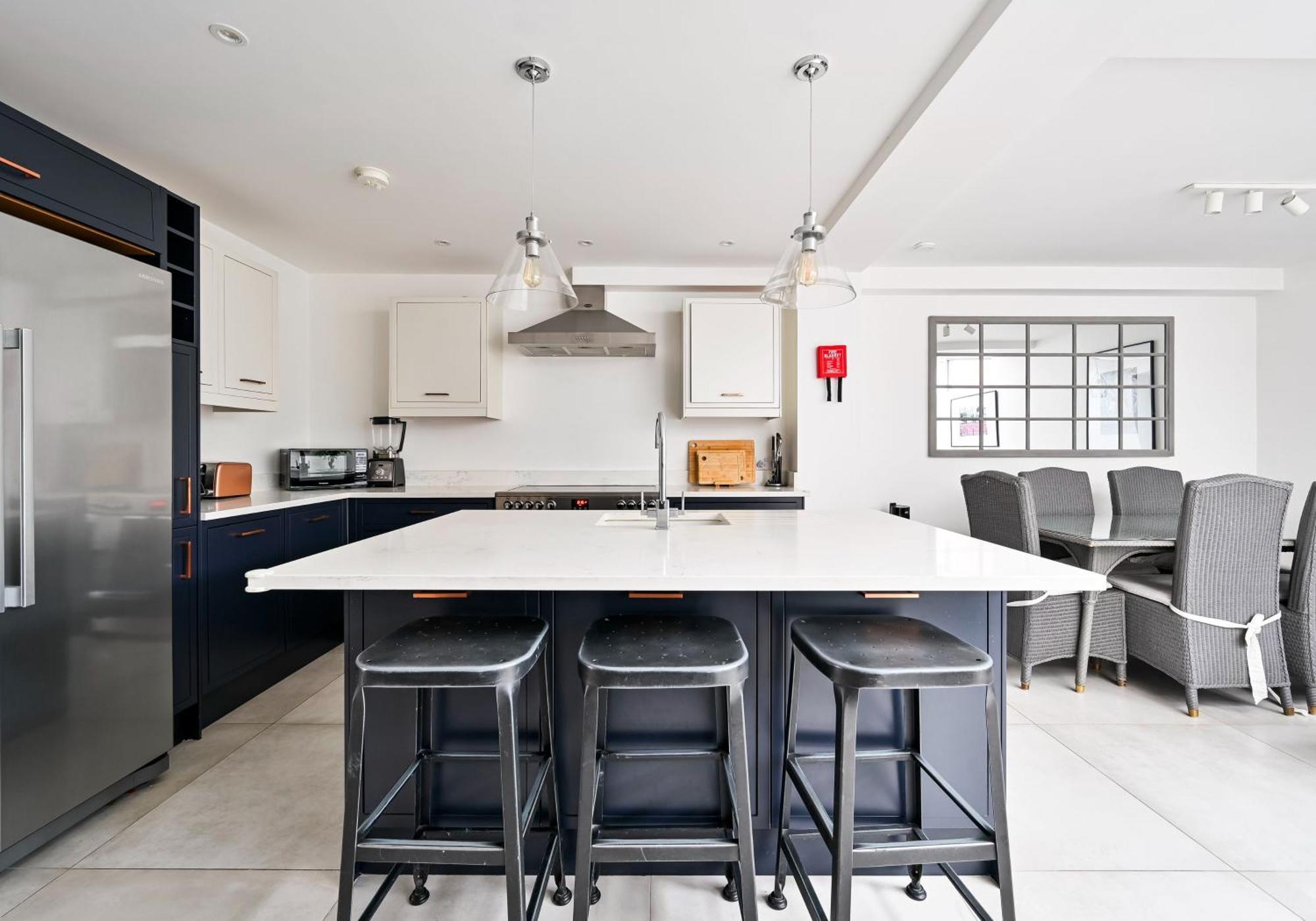 Chelsea Townhouse With Roof Terrace & Parking London