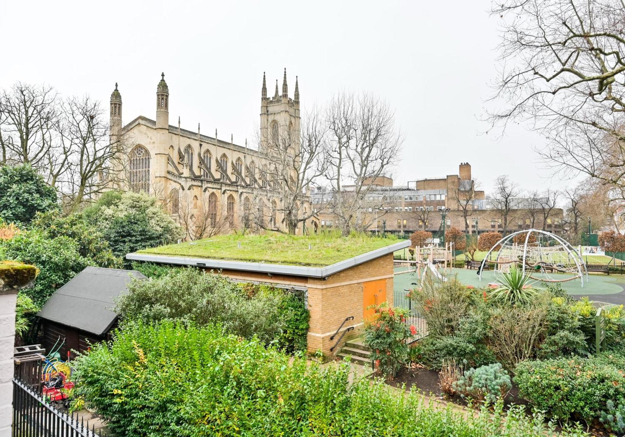 Chelsea Townhouse With Roof Terrace & Parking London