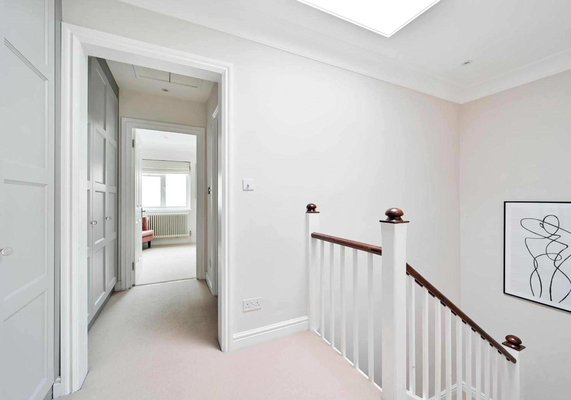 Chelsea Townhouse With Roof Terrace & Parking London