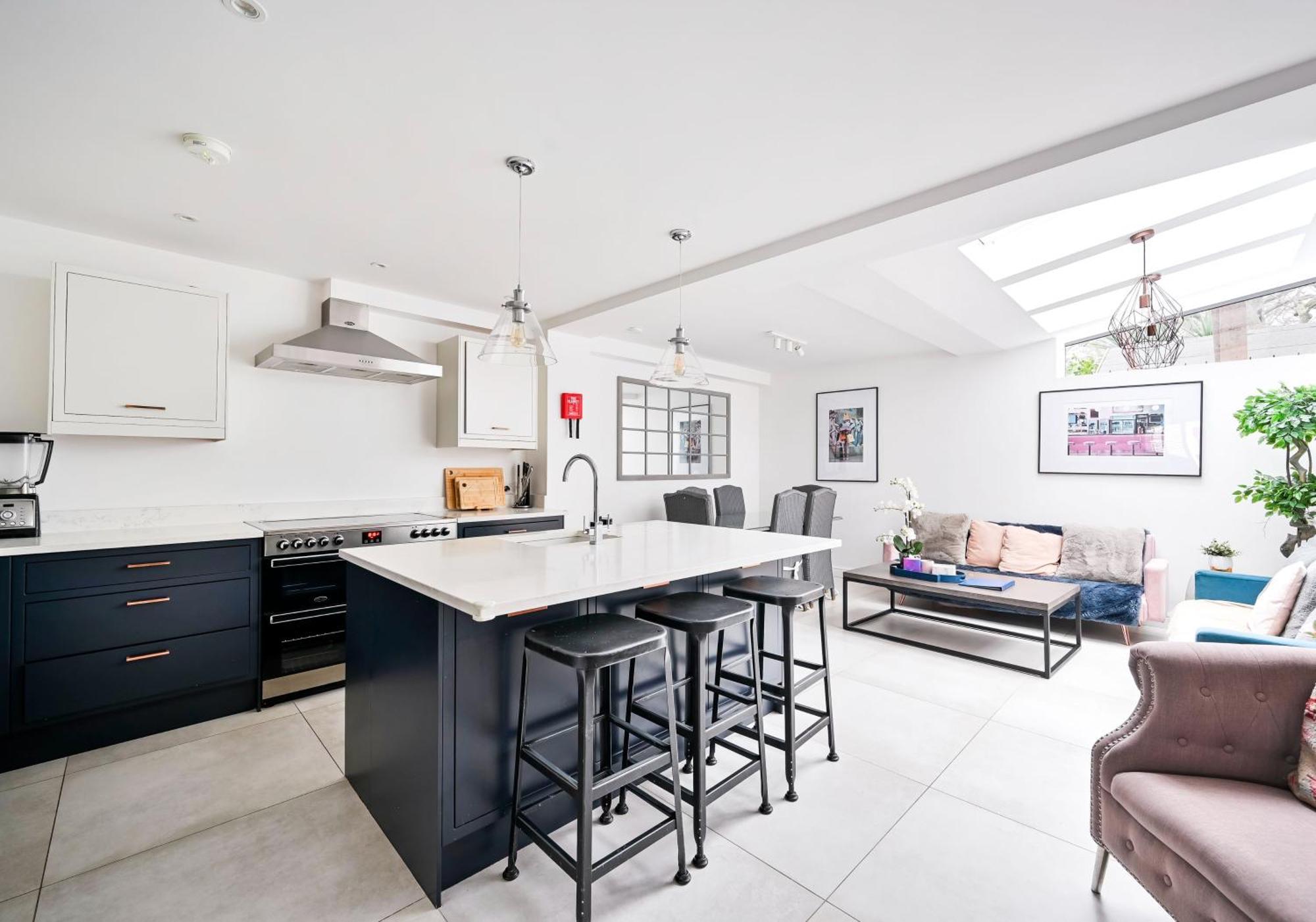Chelsea Townhouse With Roof Terrace & Parking Apartment London
