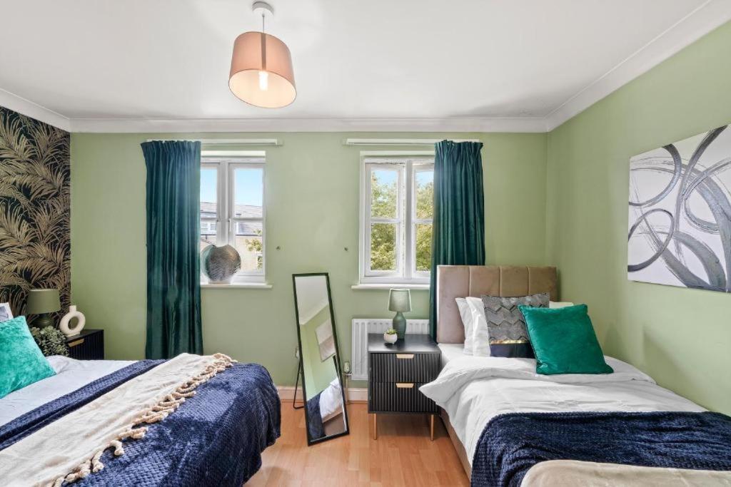 Lovely 2 Bed Parking And Garden Holiday home *