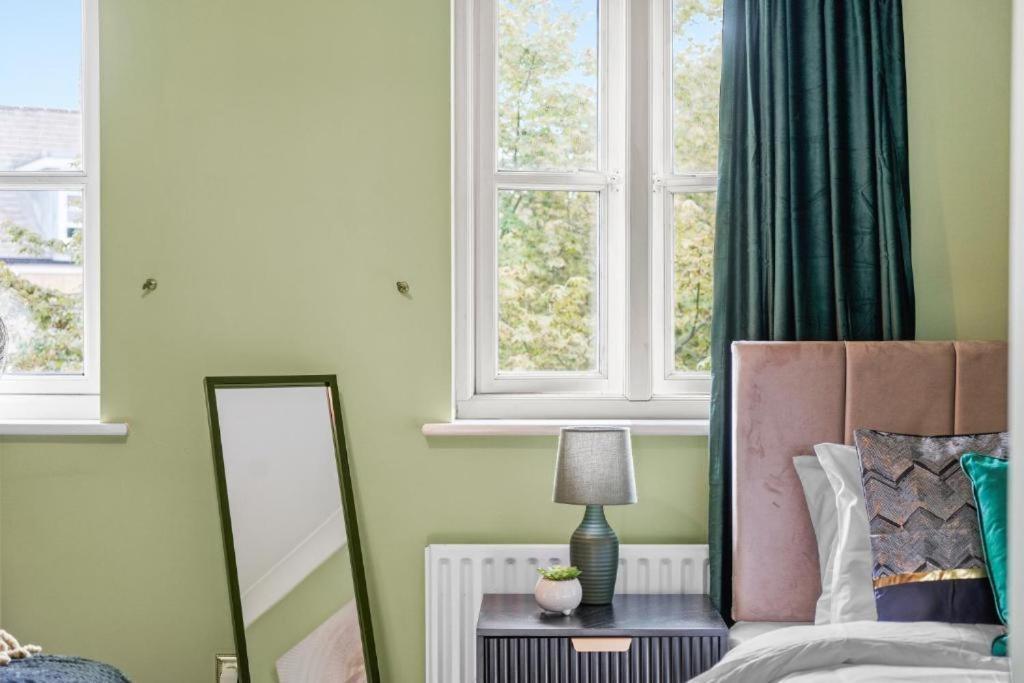 Lovely 2 Bed Parking And Garden Holiday home London
