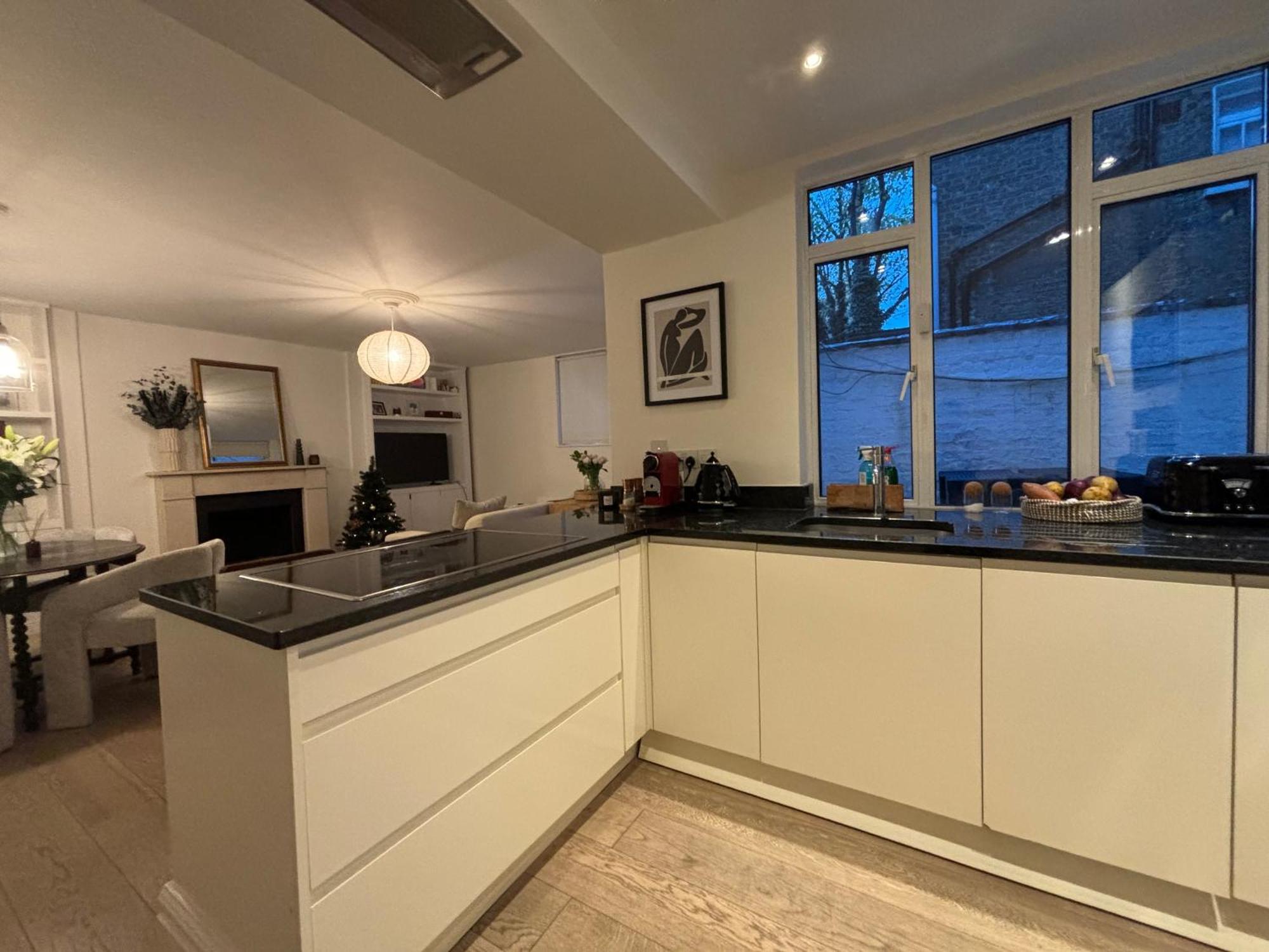 Pristine 2bd Flat With Private Patio Earls Court