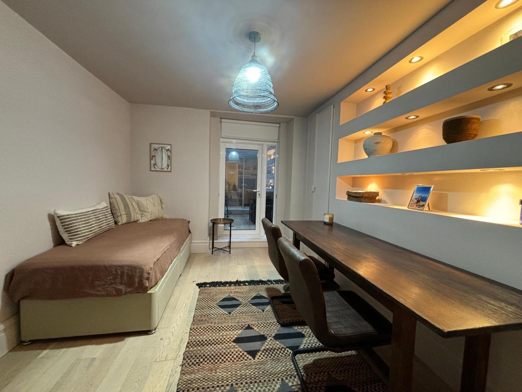Apartment Pristine 2bd Flat With Private Patio Earls Court