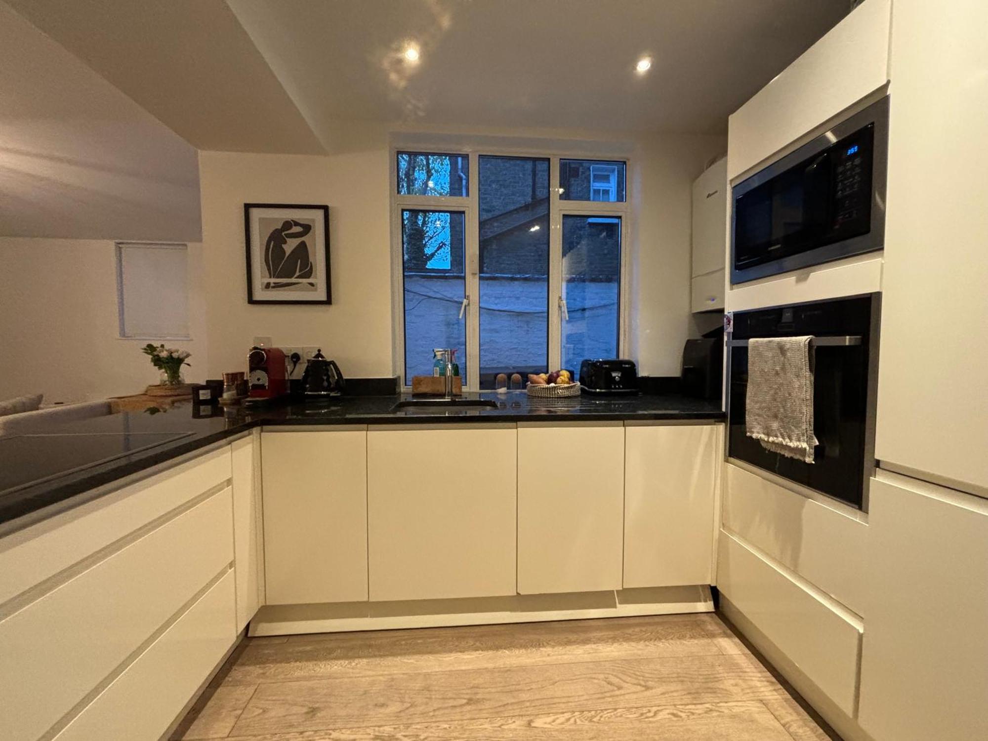 Apartment Pristine 2bd Flat With Private Patio Earls Court London