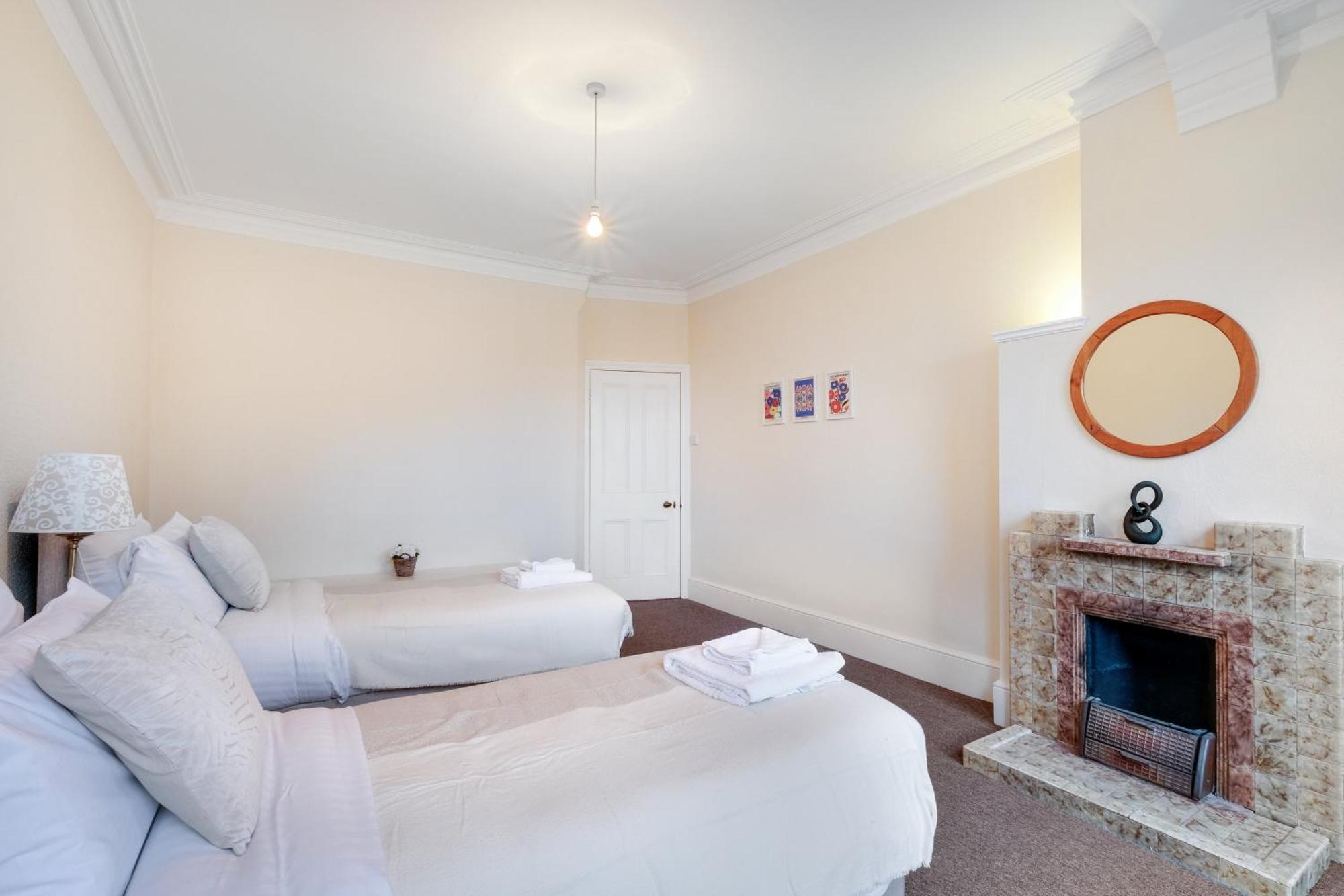3 Bedroom And 1 Bathroom In Mountfield With Parking Apartment London