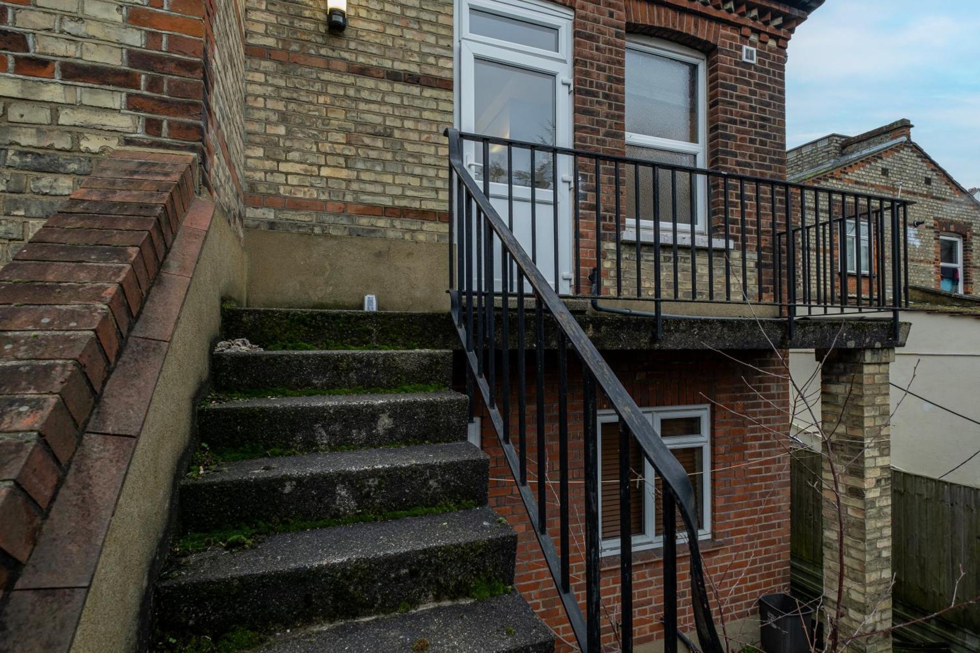 Apartment 3 Bedroom And 1 Bathroom In Mountfield With Parking