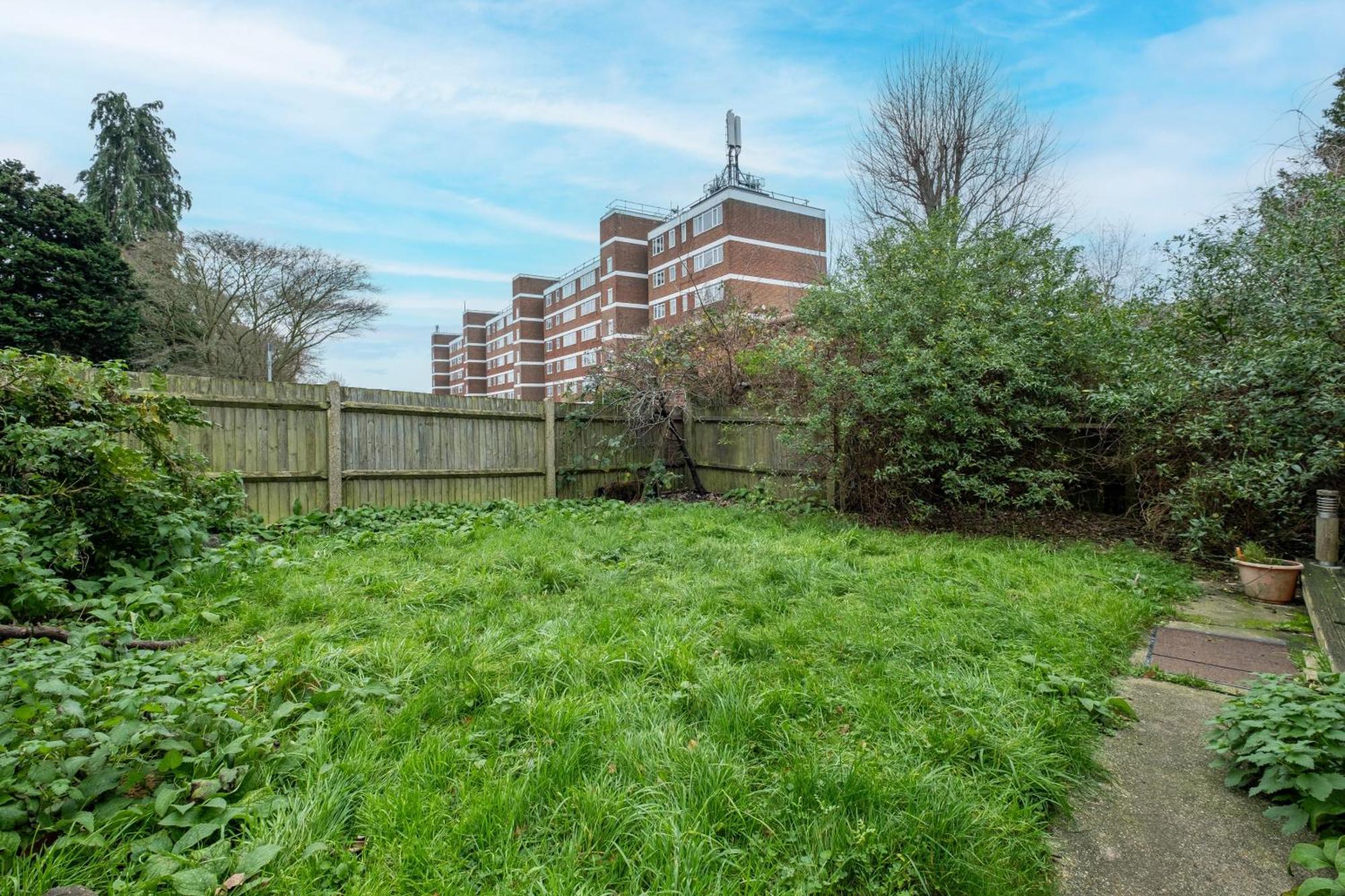 3 Bedroom And 1 Bathroom In Mountfield With Parking Apartment *