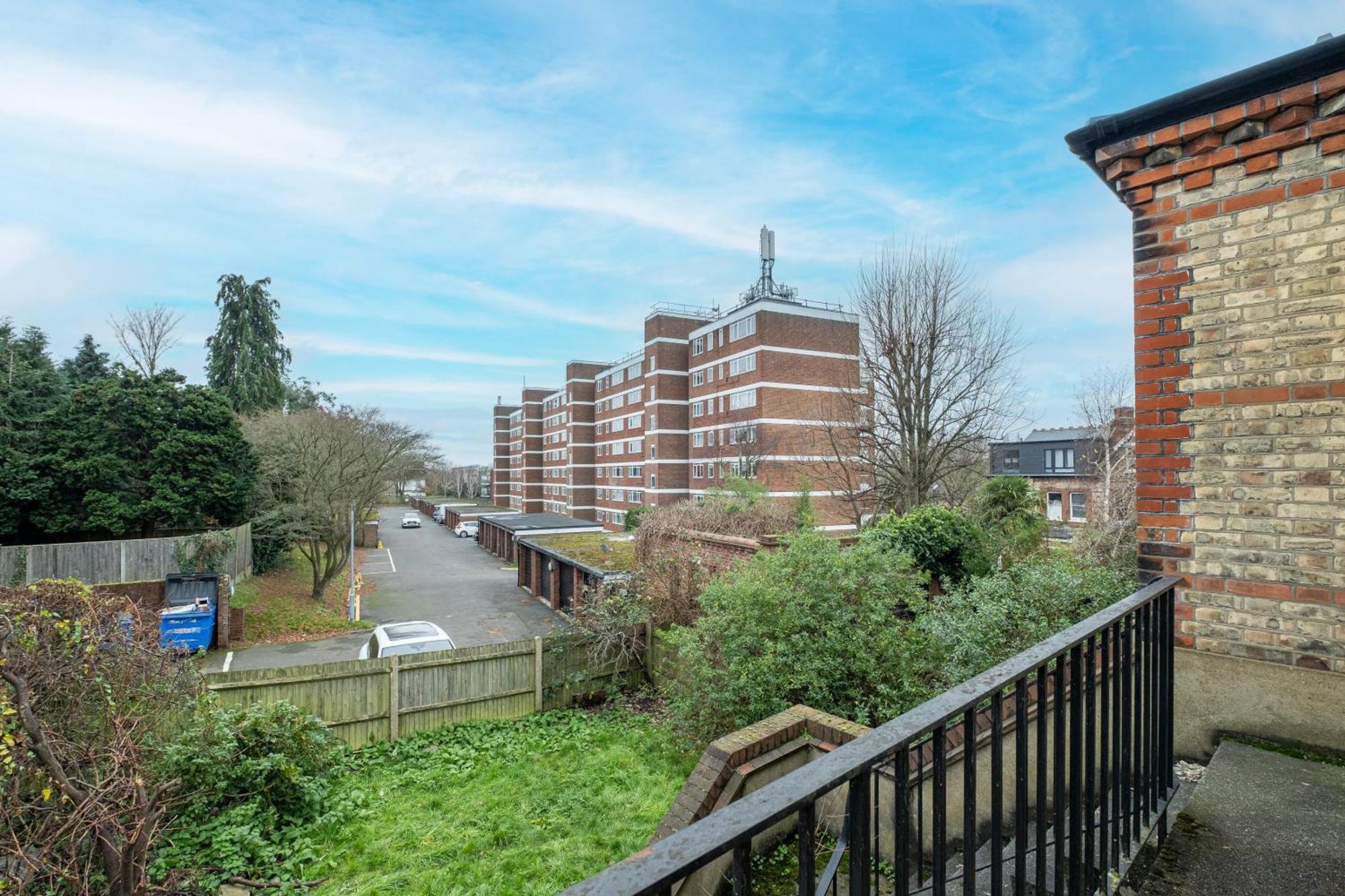 Apartment 3 Bedroom And 1 Bathroom In Mountfield With Parking *
