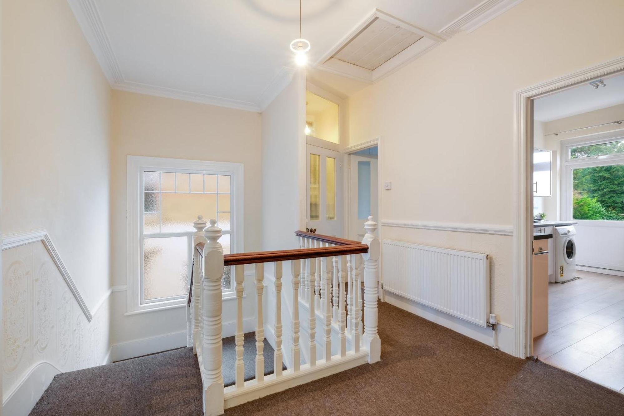 Apartment 3 Bedroom And 1 Bathroom In Mountfield With Parking London