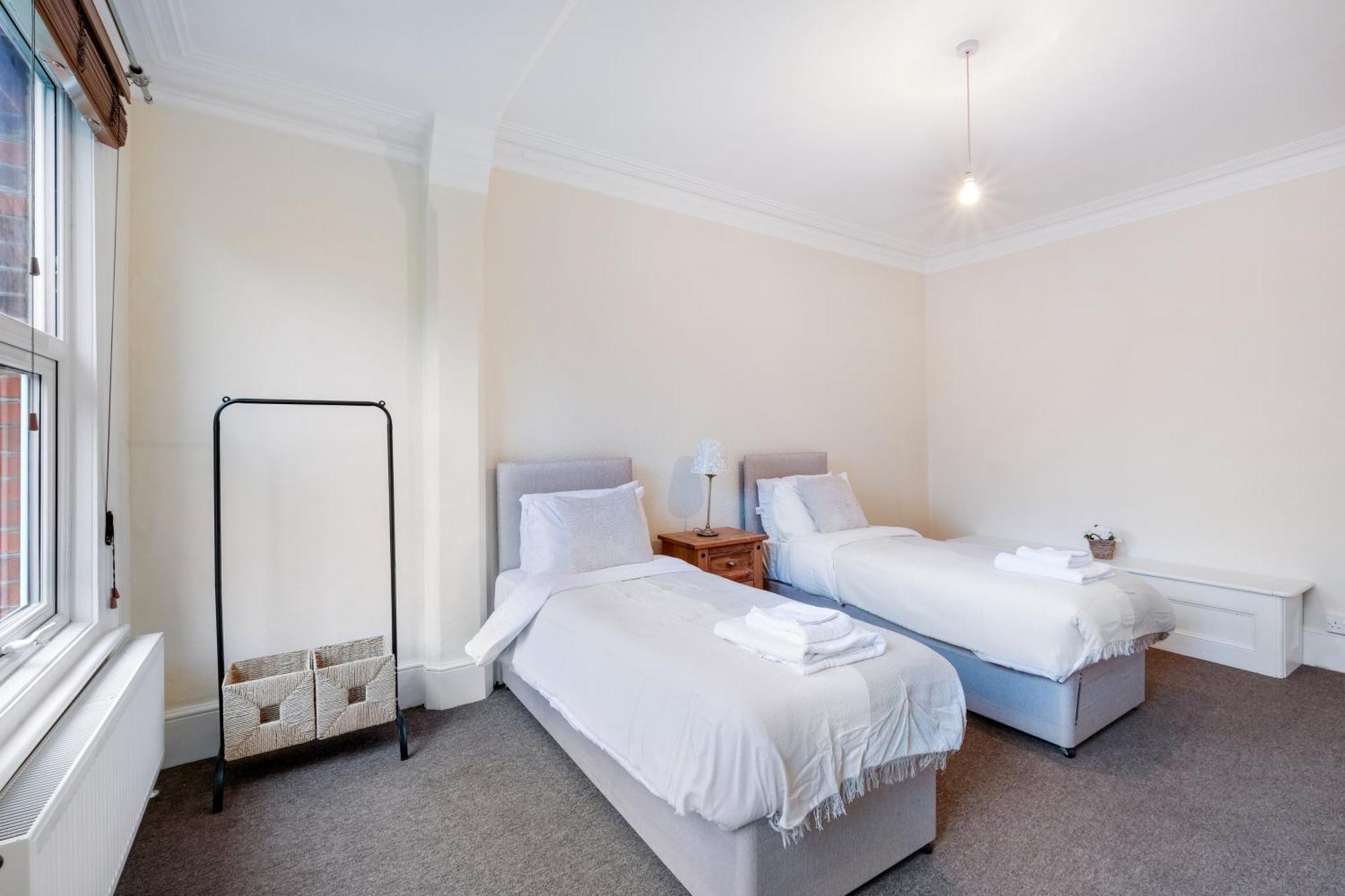 Apartment 3 Bedroom And 1 Bathroom In Mountfield With Parking