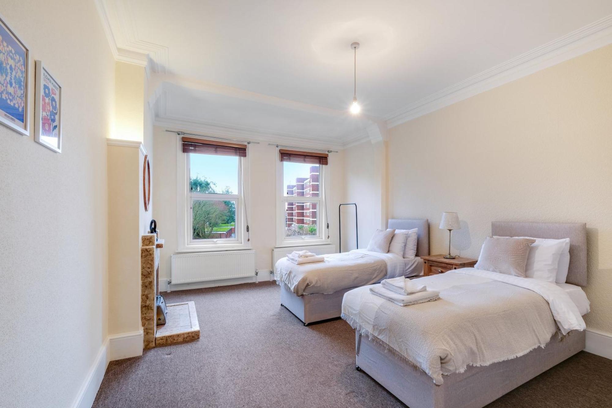 3 Bedroom And 1 Bathroom In Mountfield With Parking Apartment *