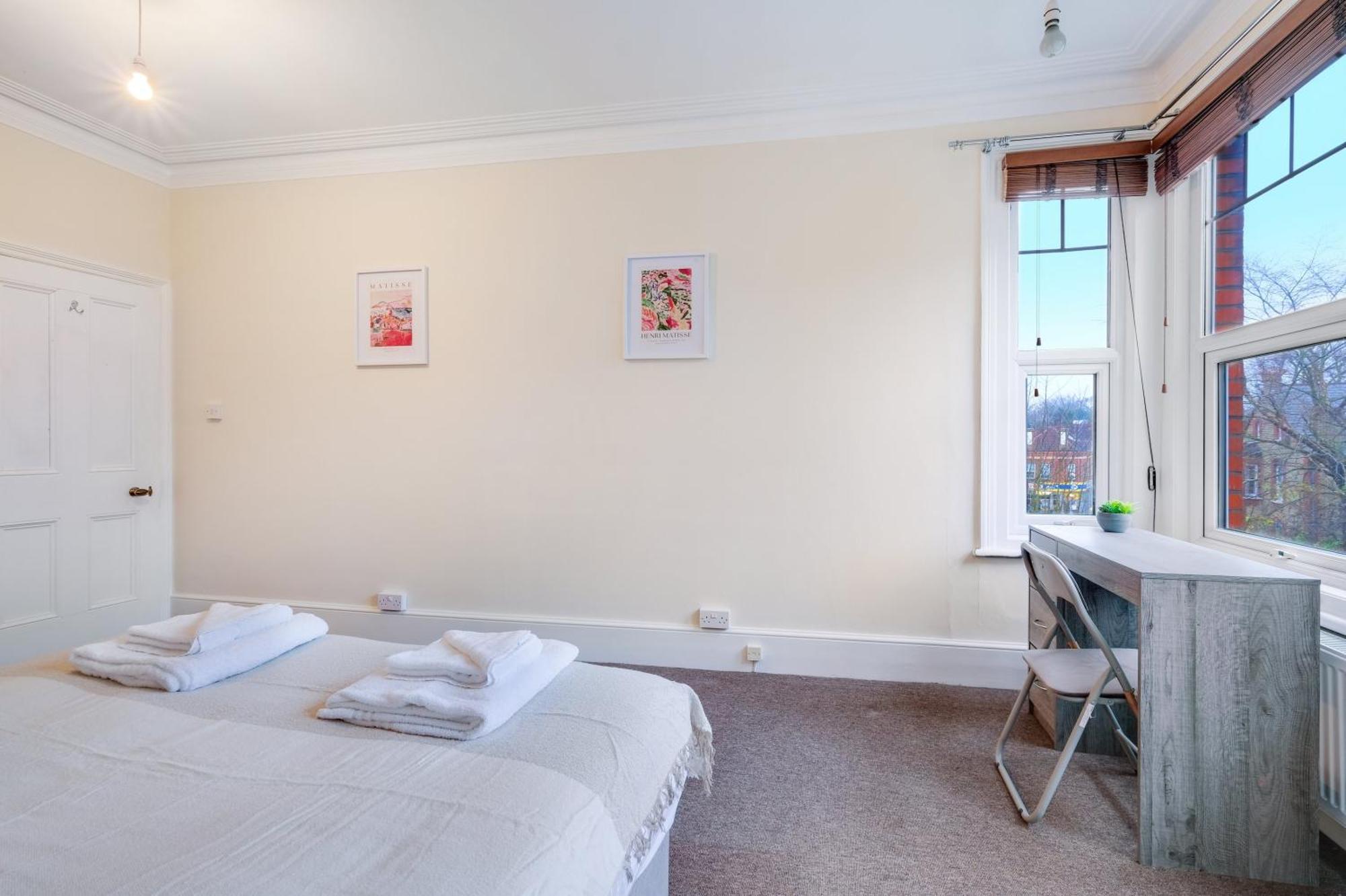 Apartment 3 Bedroom And 1 Bathroom In Mountfield With Parking *