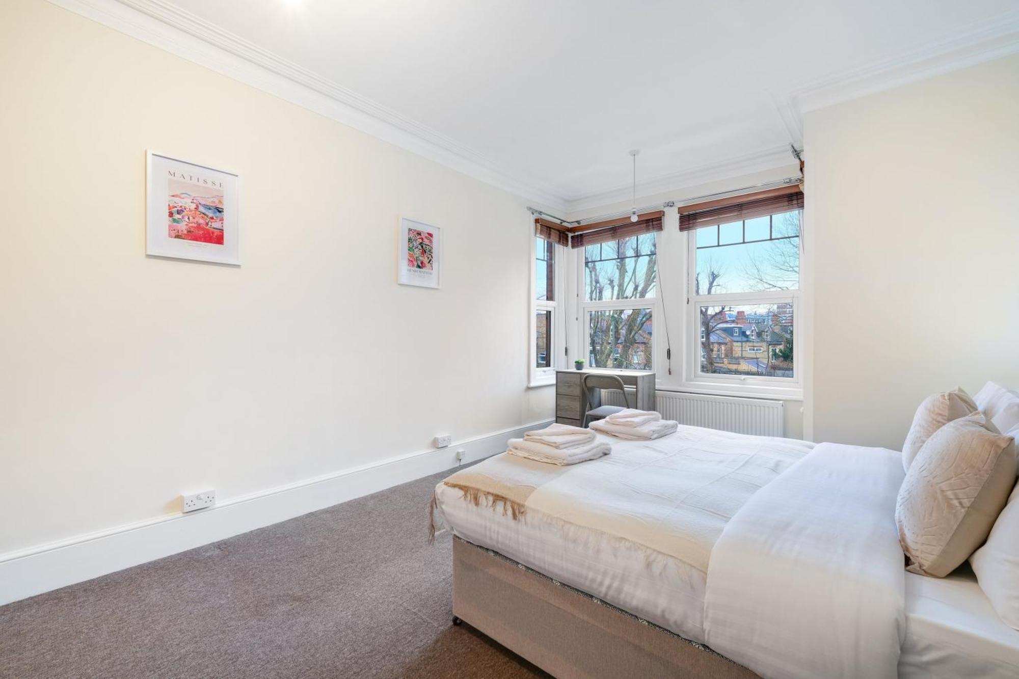 Apartment 3 Bedroom And 1 Bathroom In Mountfield With Parking London
