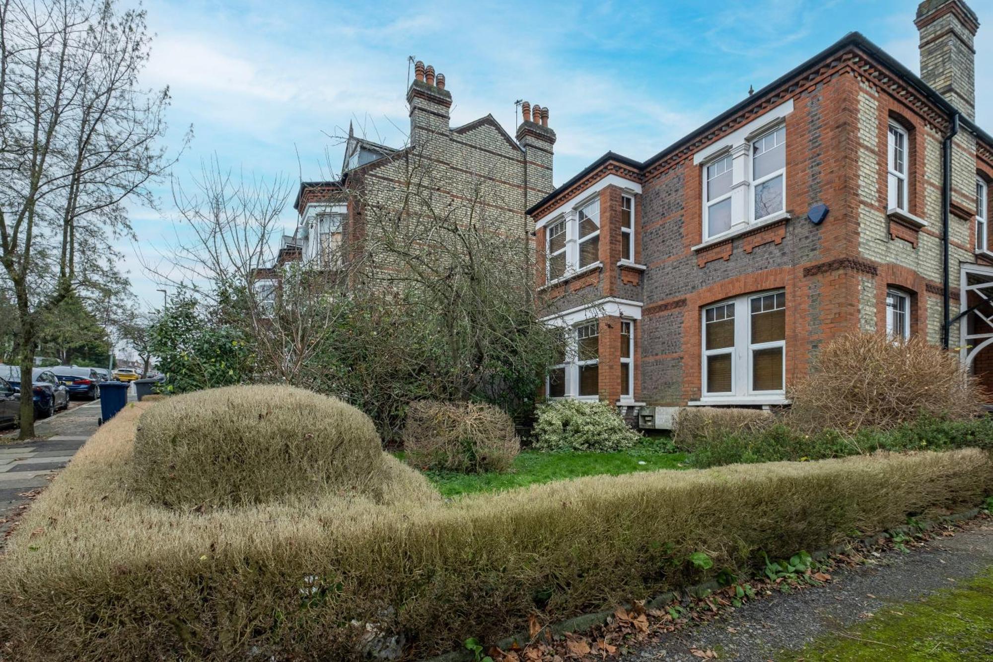3 Bedroom And 1 Bathroom In Mountfield With Parking