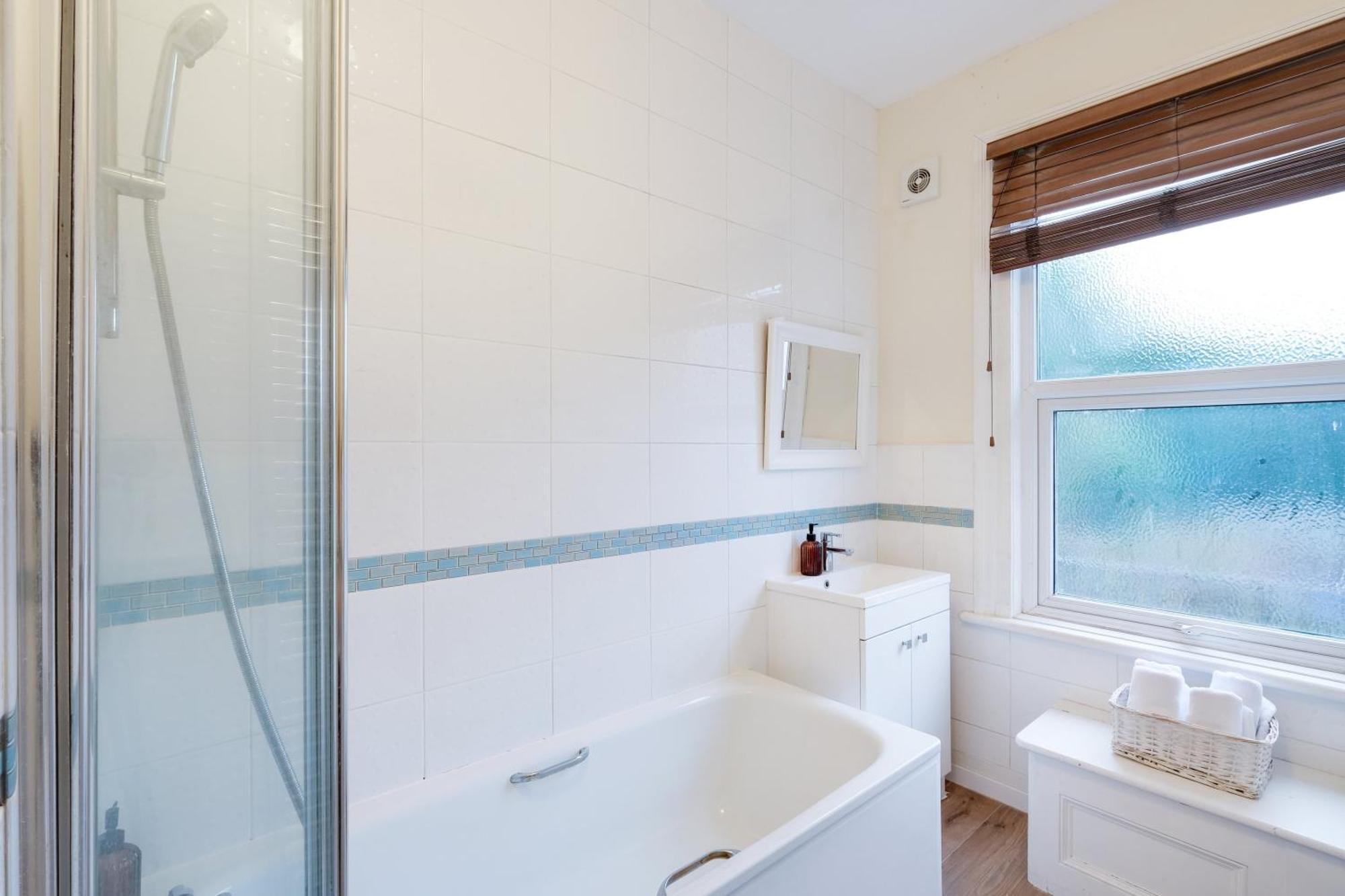 Apartment 3 Bedroom And 1 Bathroom In Mountfield With Parking