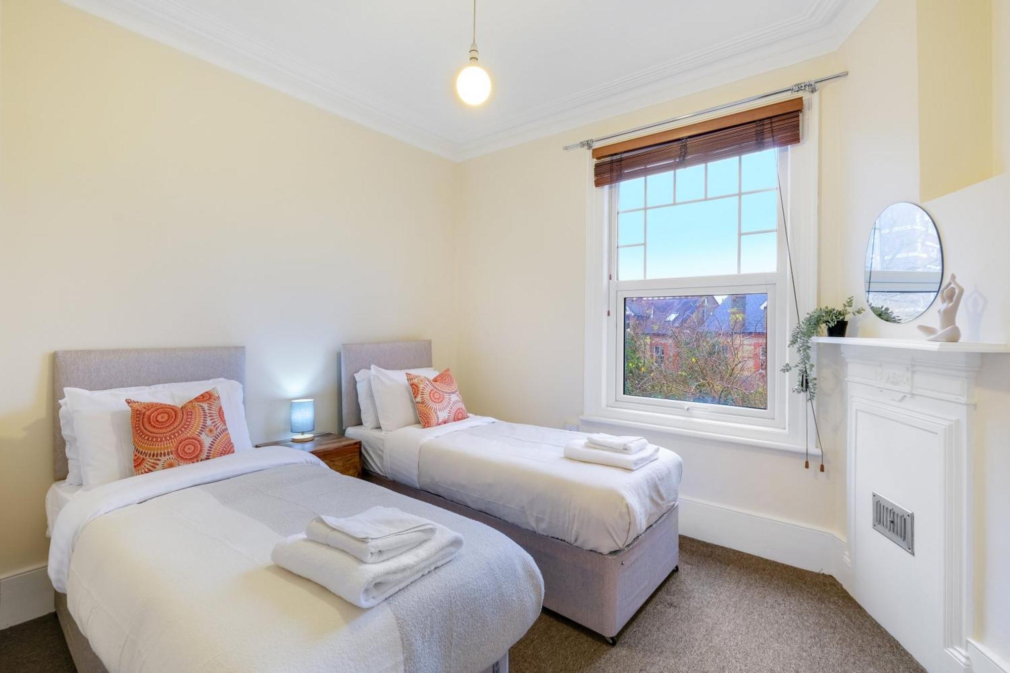 Apartment 3 Bedroom And 1 Bathroom In Mountfield With Parking *