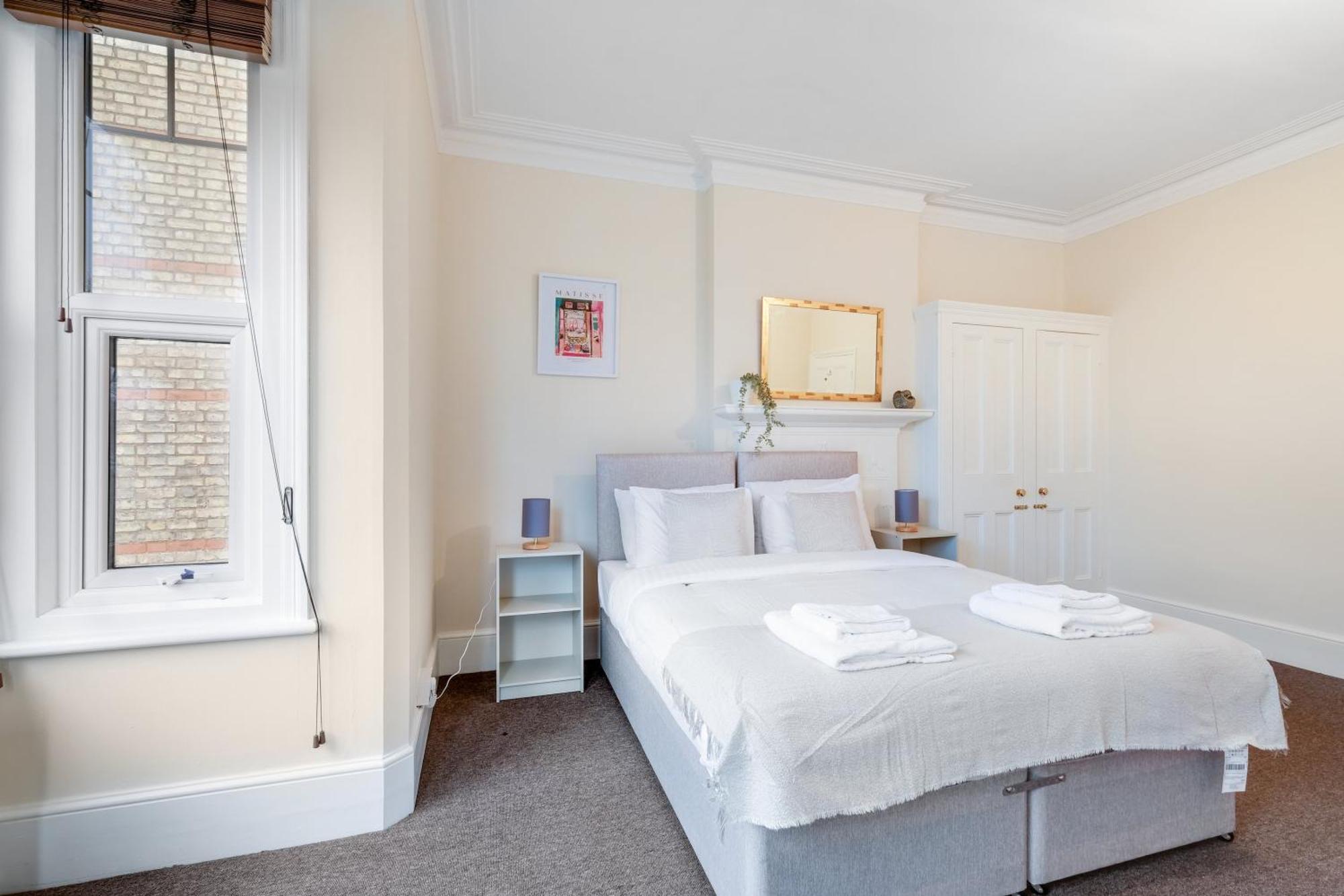 3 Bedroom And 1 Bathroom In Mountfield With Parking * London