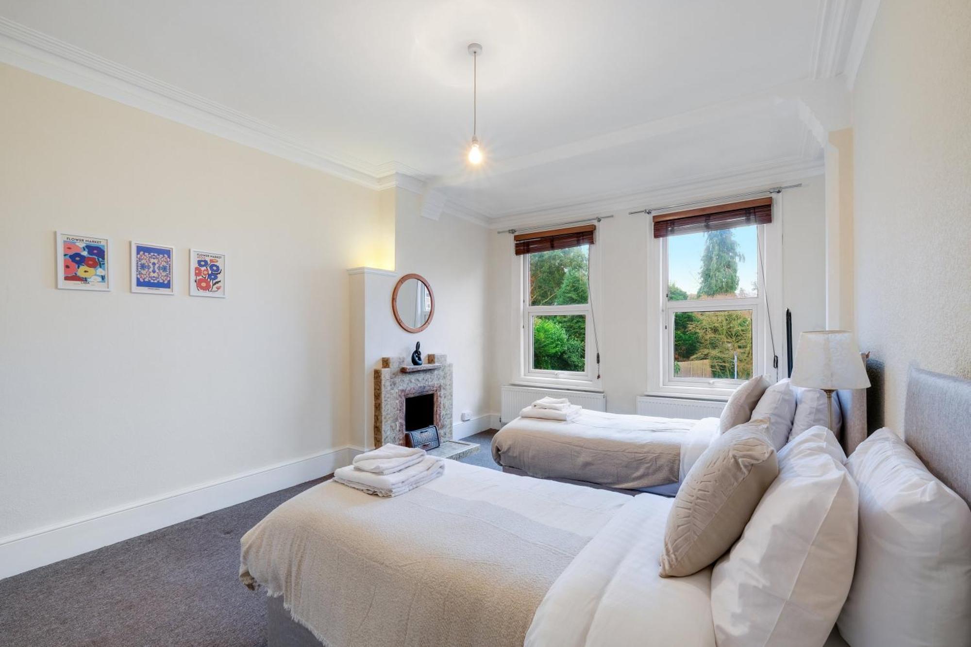 Apartment 3 Bedroom And 1 Bathroom In Mountfield With Parking *