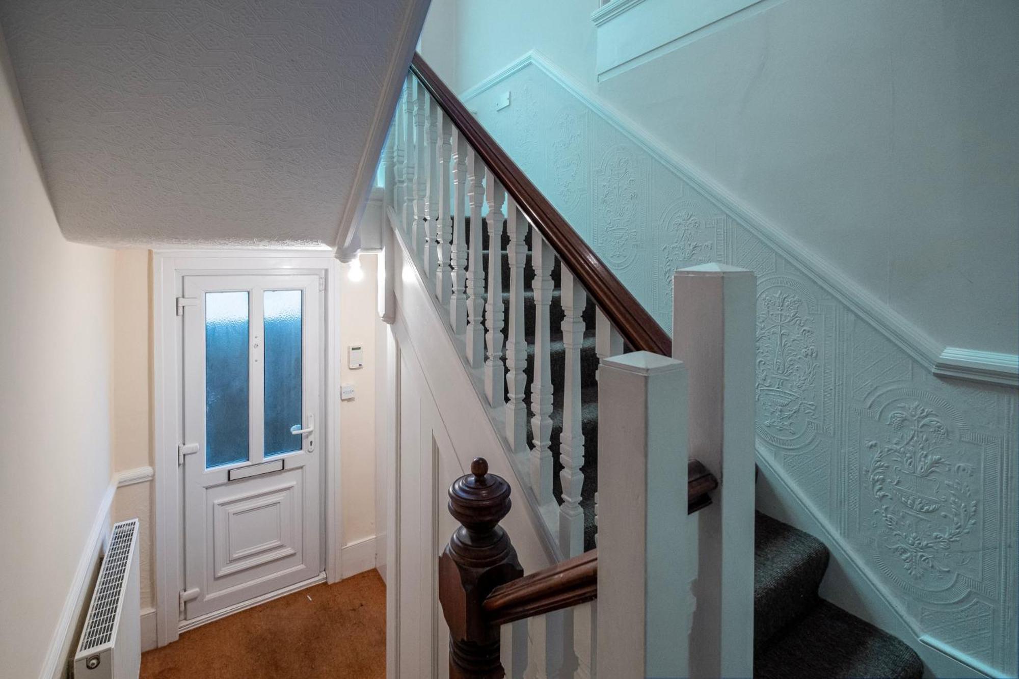 3 Bedroom And 1 Bathroom In Mountfield With Parking Apartment