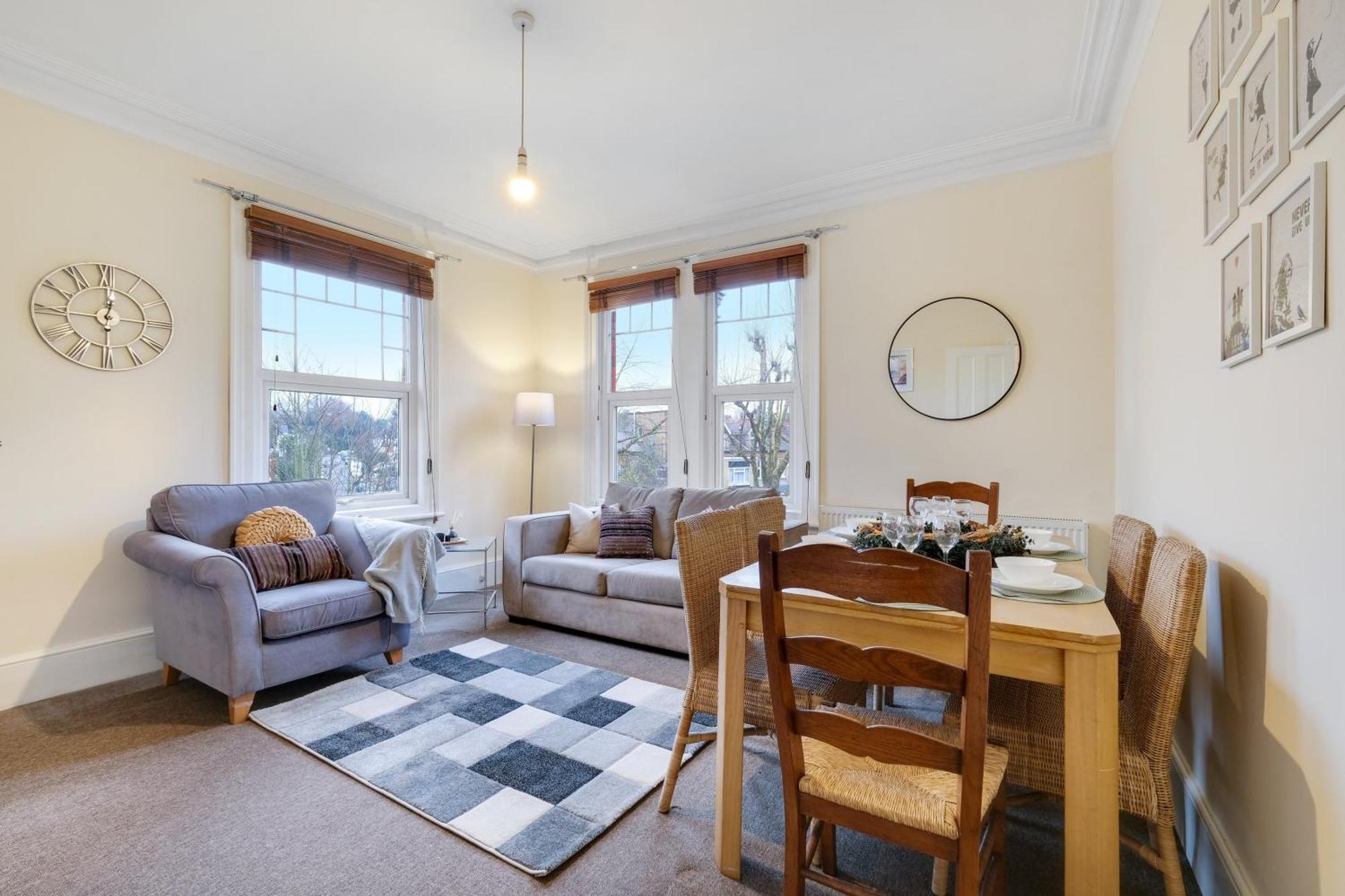 Apartment 3 Bedroom And 1 Bathroom In Mountfield With Parking