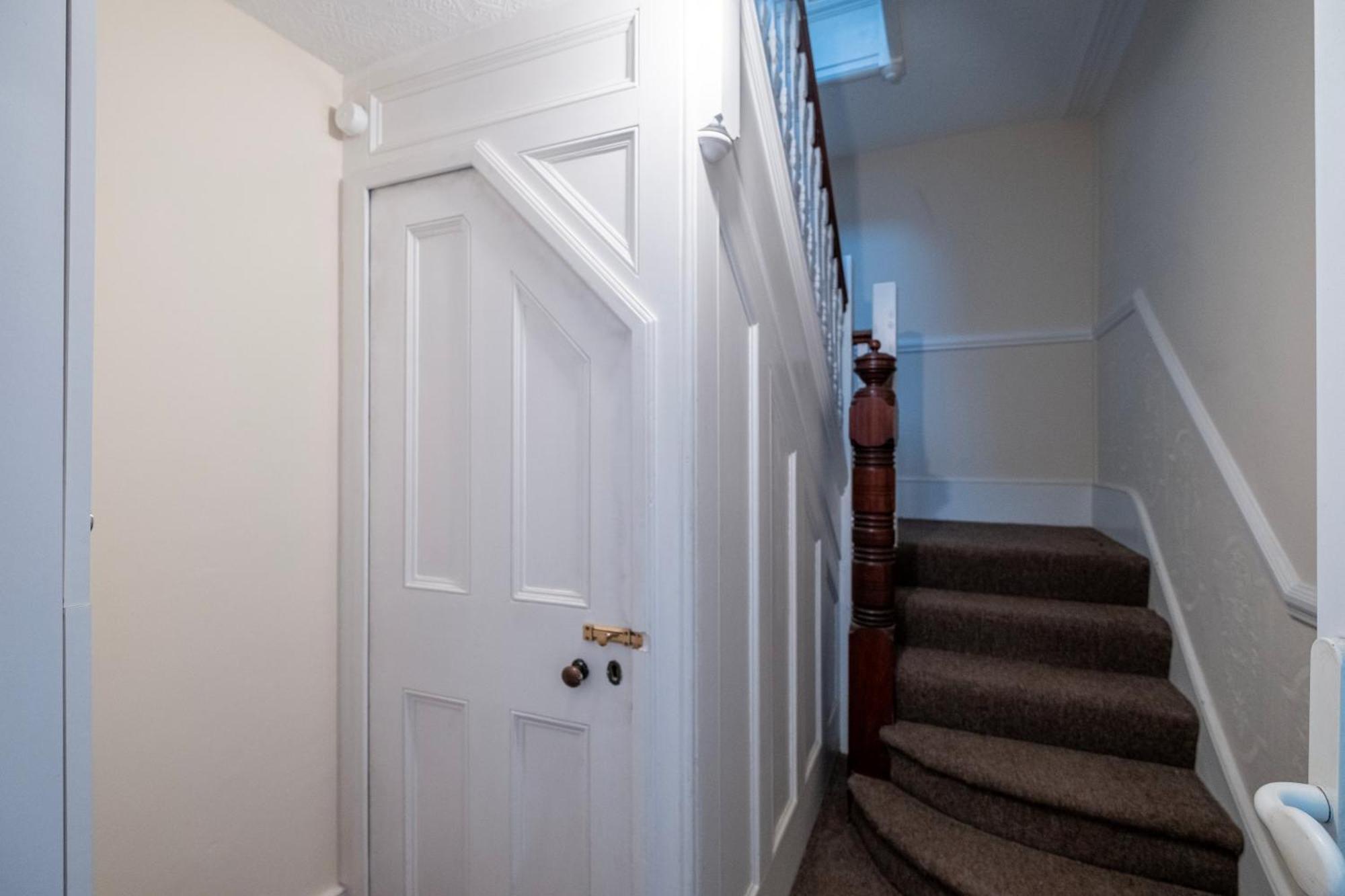 Apartment 3 Bedroom And 1 Bathroom In Mountfield With Parking London