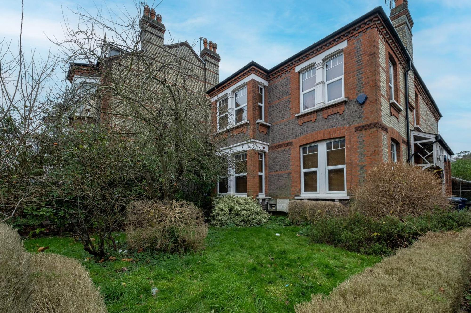 3 Bedroom And 1 Bathroom In Mountfield With Parking Apartment *