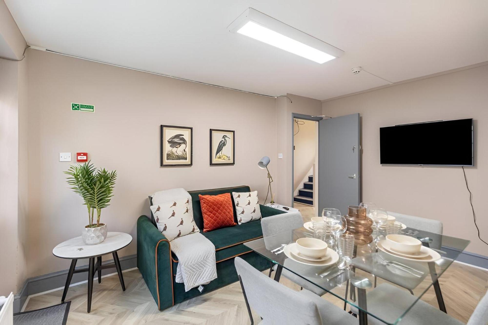 Apartment Bold & Vibrant 1-bedroom Escape In Prime Location! *