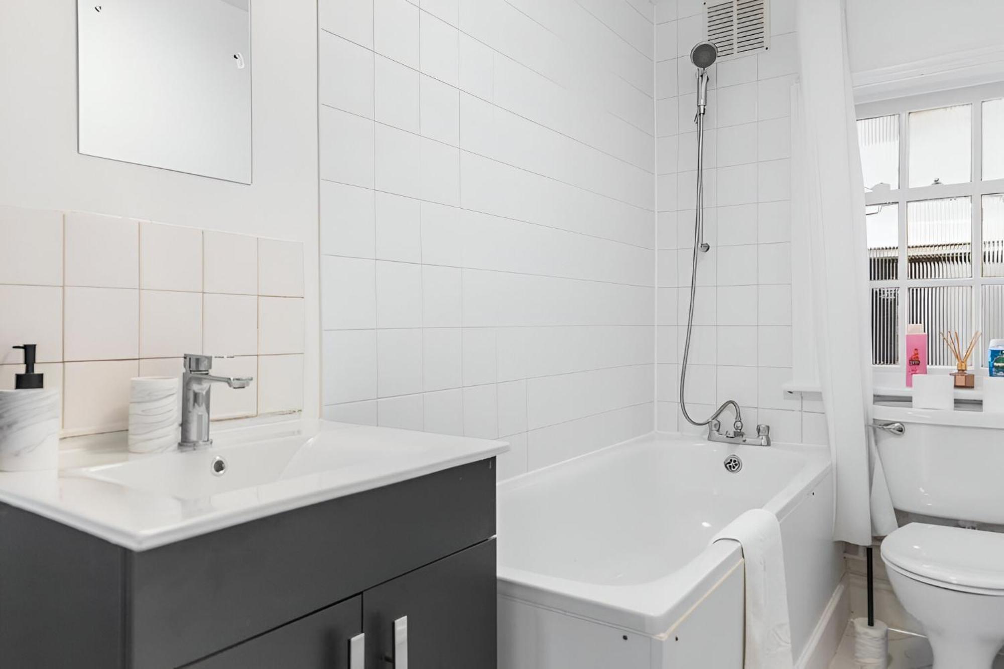 Bold & Vibrant 1-bedroom Escape In Prime Location! Apartment *