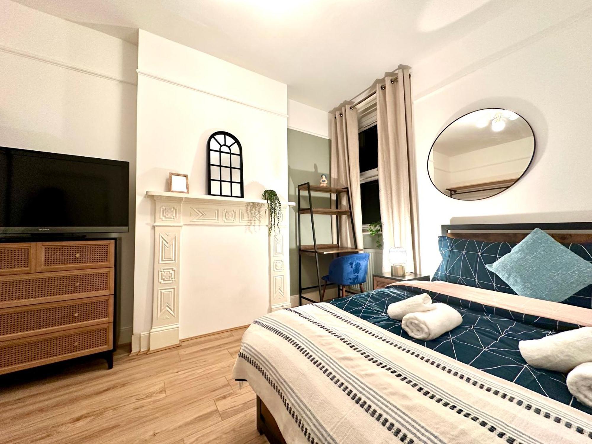 Delux Near Centre Homestay *