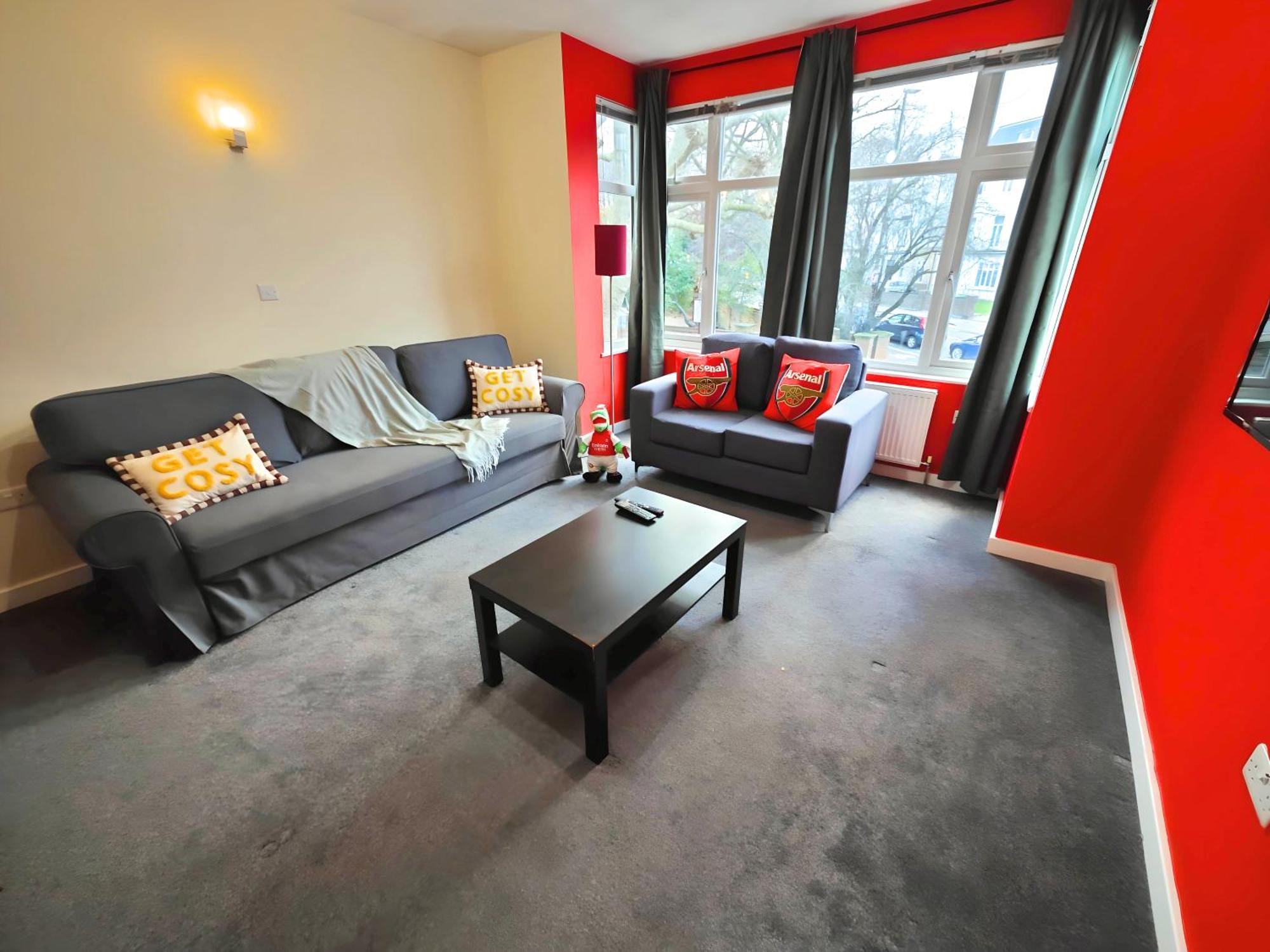 Bright And Spacious 2-bedroom Flat Near Emirates Stadium * London