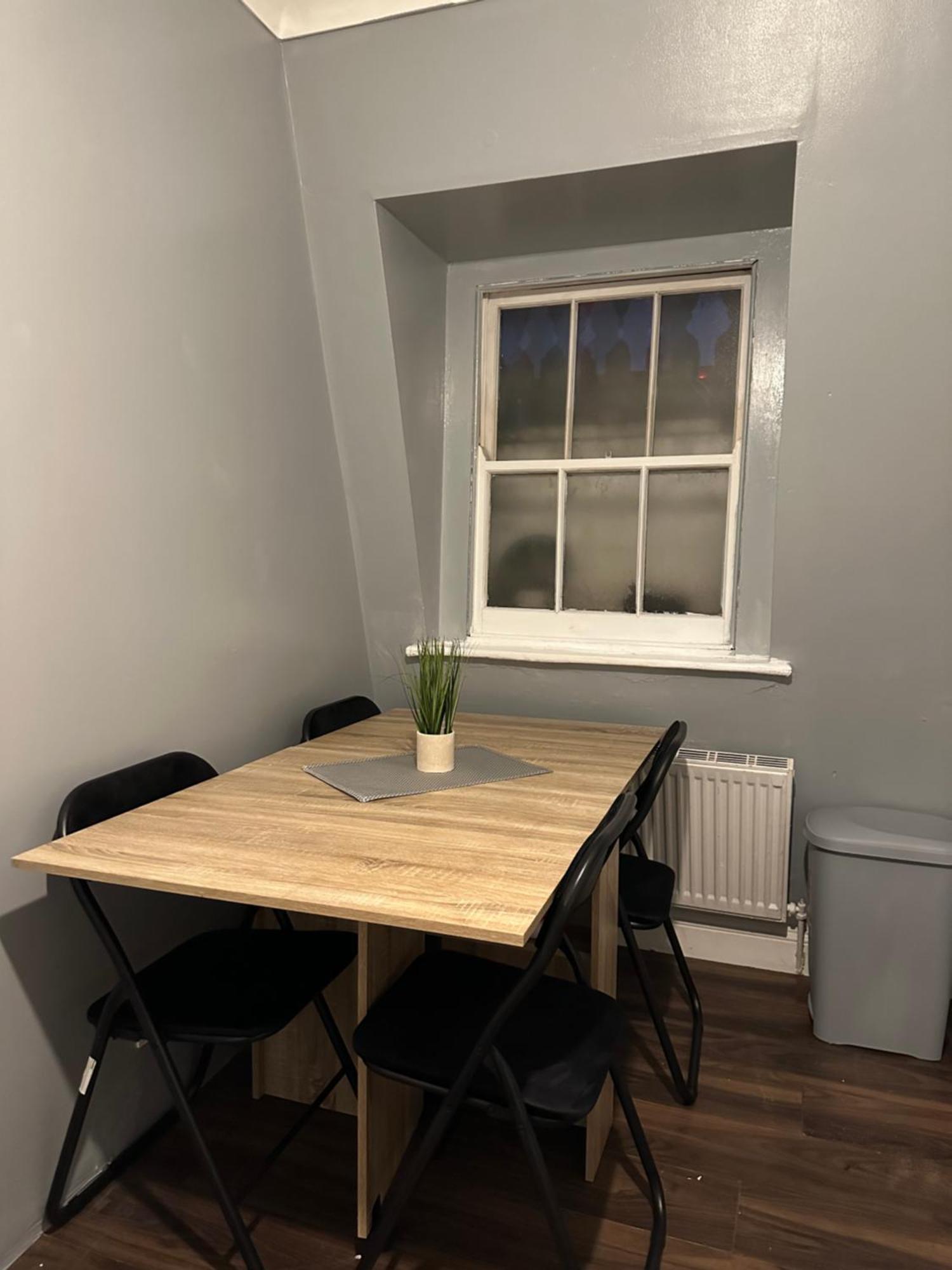 Charming 1 Bedroom Flat With Living In Kings Cross, St Pancras No Lift Apartment *