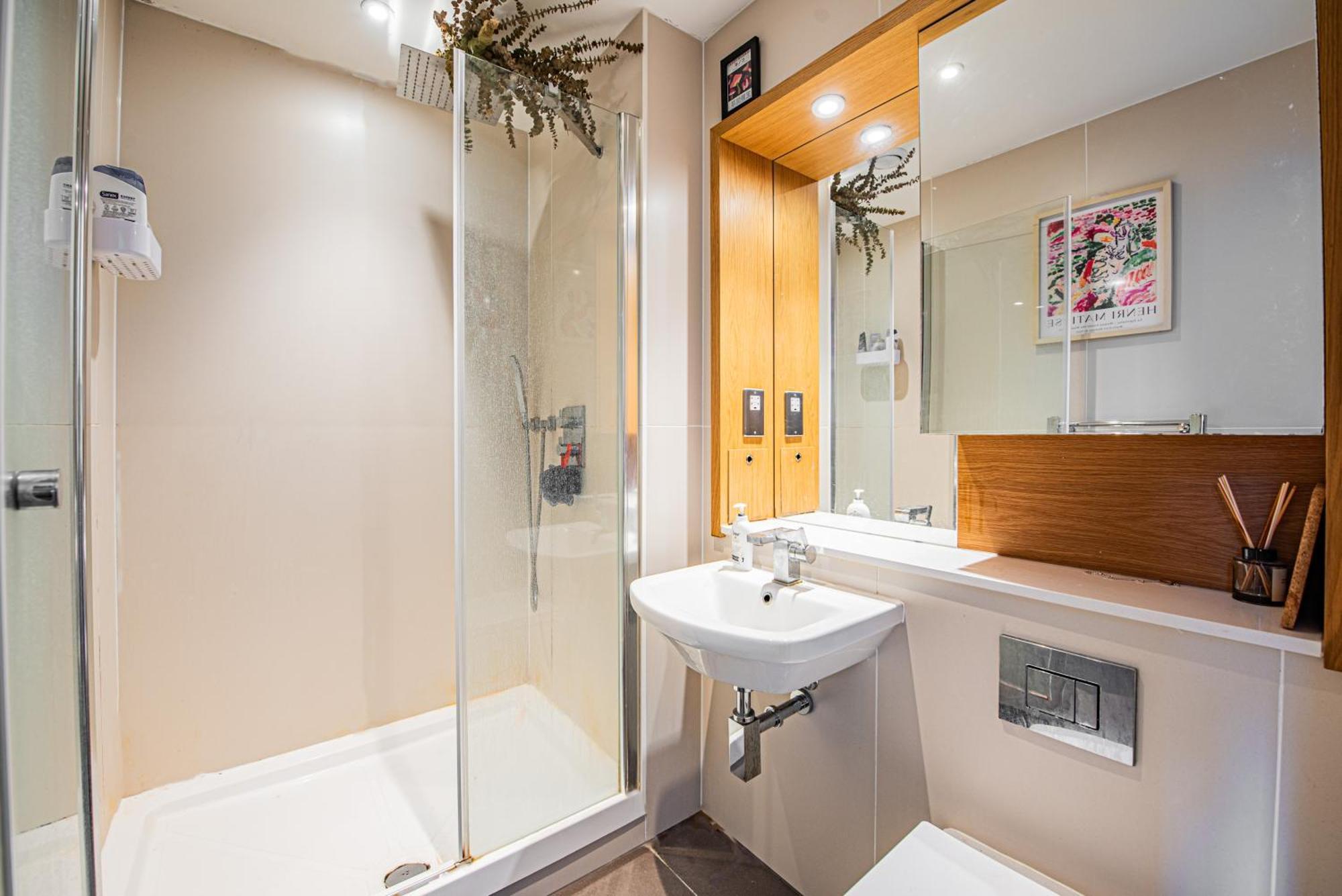 Apartment Bright Modern 5 Mins To Station, Sleeps 3 *