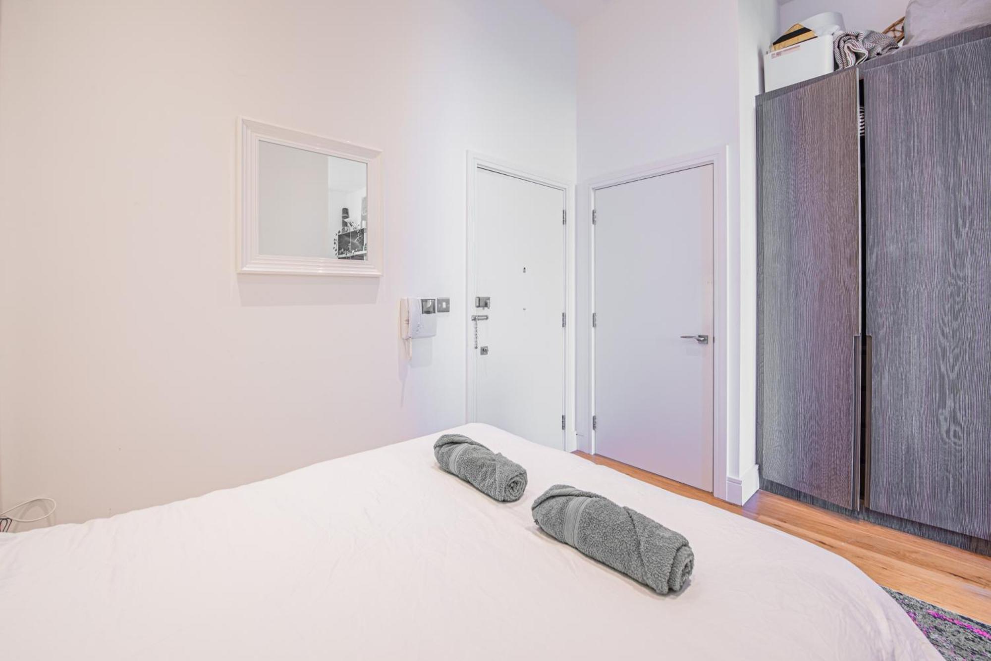 Bright Modern 5 Mins To Station, Sleeps 3