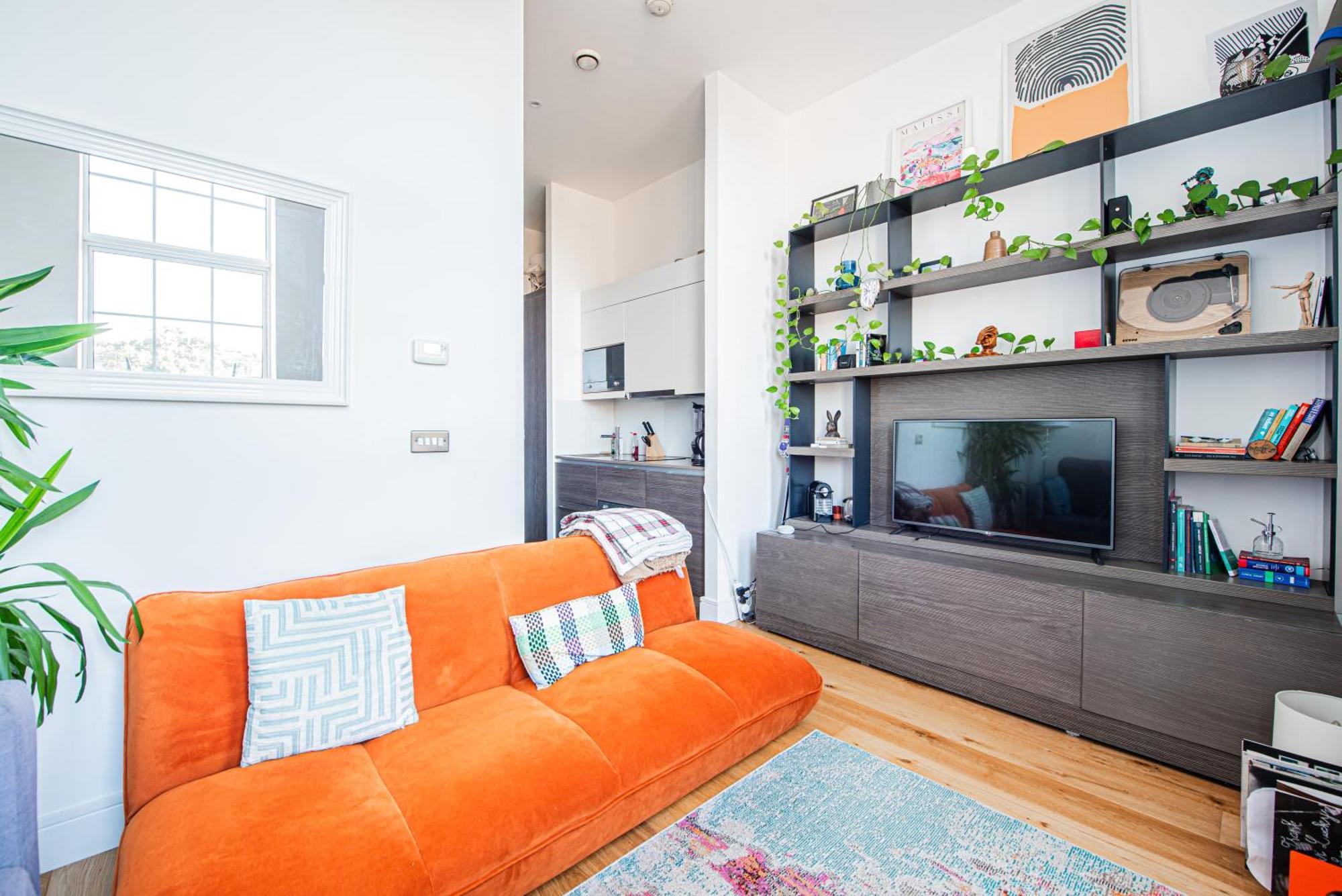 Bright Modern 5 Mins To Station, Sleeps 3 Apartment *