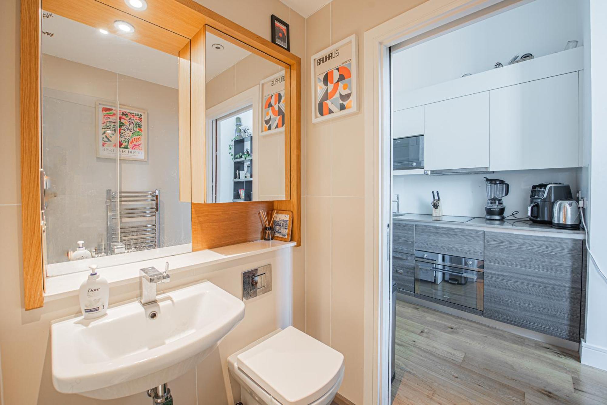 Apartment Bright Modern 5 Mins To Station, Sleeps 3 *