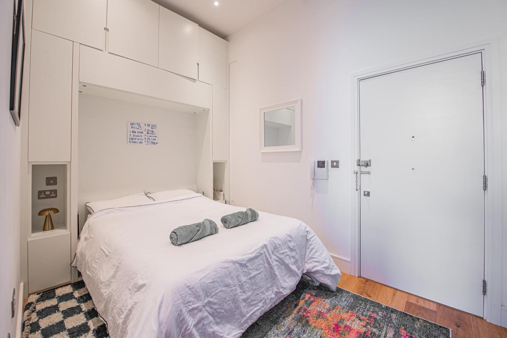 Bright Modern 5 Mins To Station, Sleeps 3 Apartment