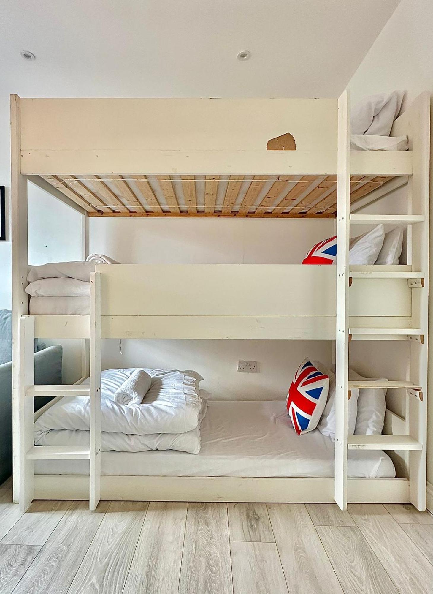 Flat A Garrat Lane Apartment London